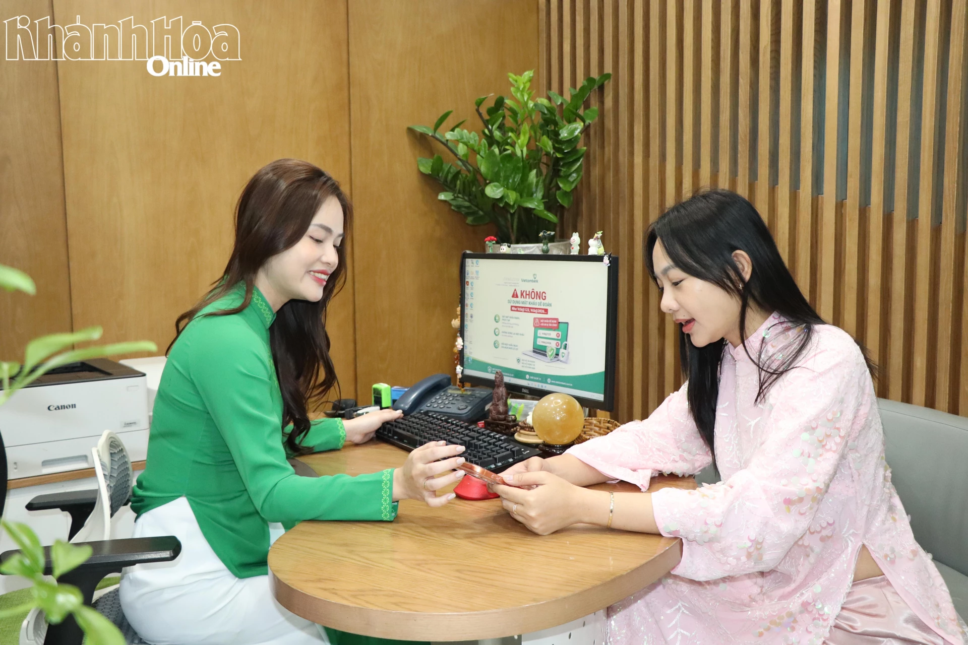 Nhân viên Phòng giao dịch Vietcombank Nam Nha Trang hướng dẫn, tư vấn dịch vụ cho khách hàng. 