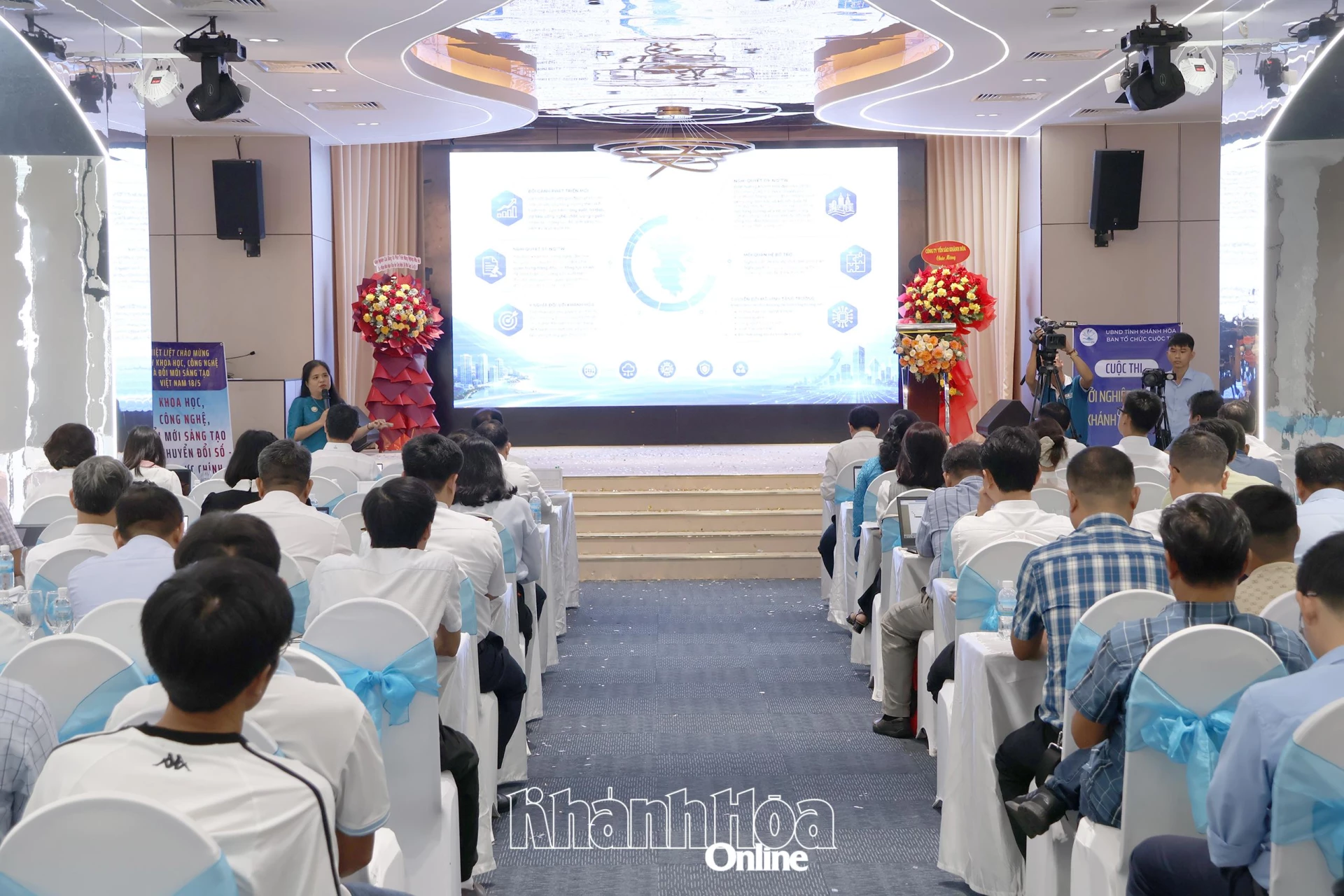 Đại biểu tham luận tại hội thảo.