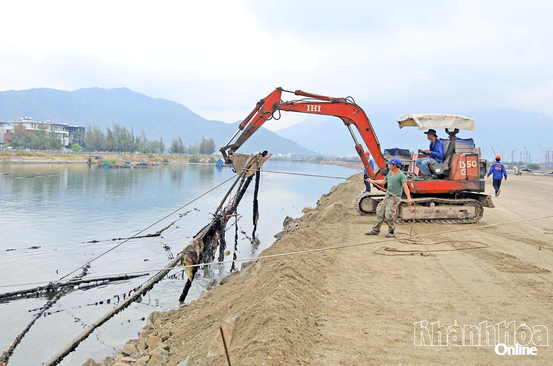 Phường Nam Nha Trang huy động nhiều phương tiện để tháo dỡ các bẫy nhử thủy sản.