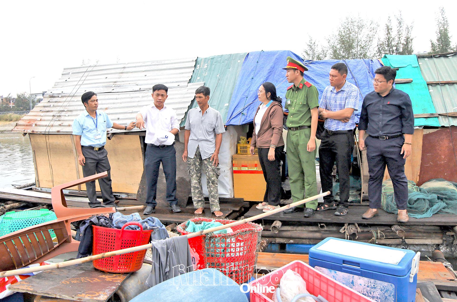 Đại diện các đơn vị của phường tuyên truyền, vận động người dân.