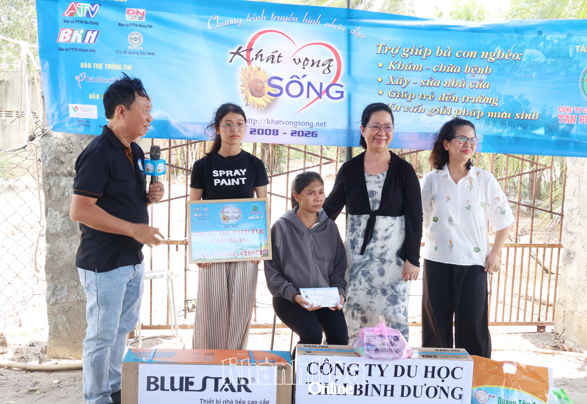 Đại diện các nhóm thiện nguyện trao hỗ trợ cho gia đình chị Nguyễn Thị Sang.