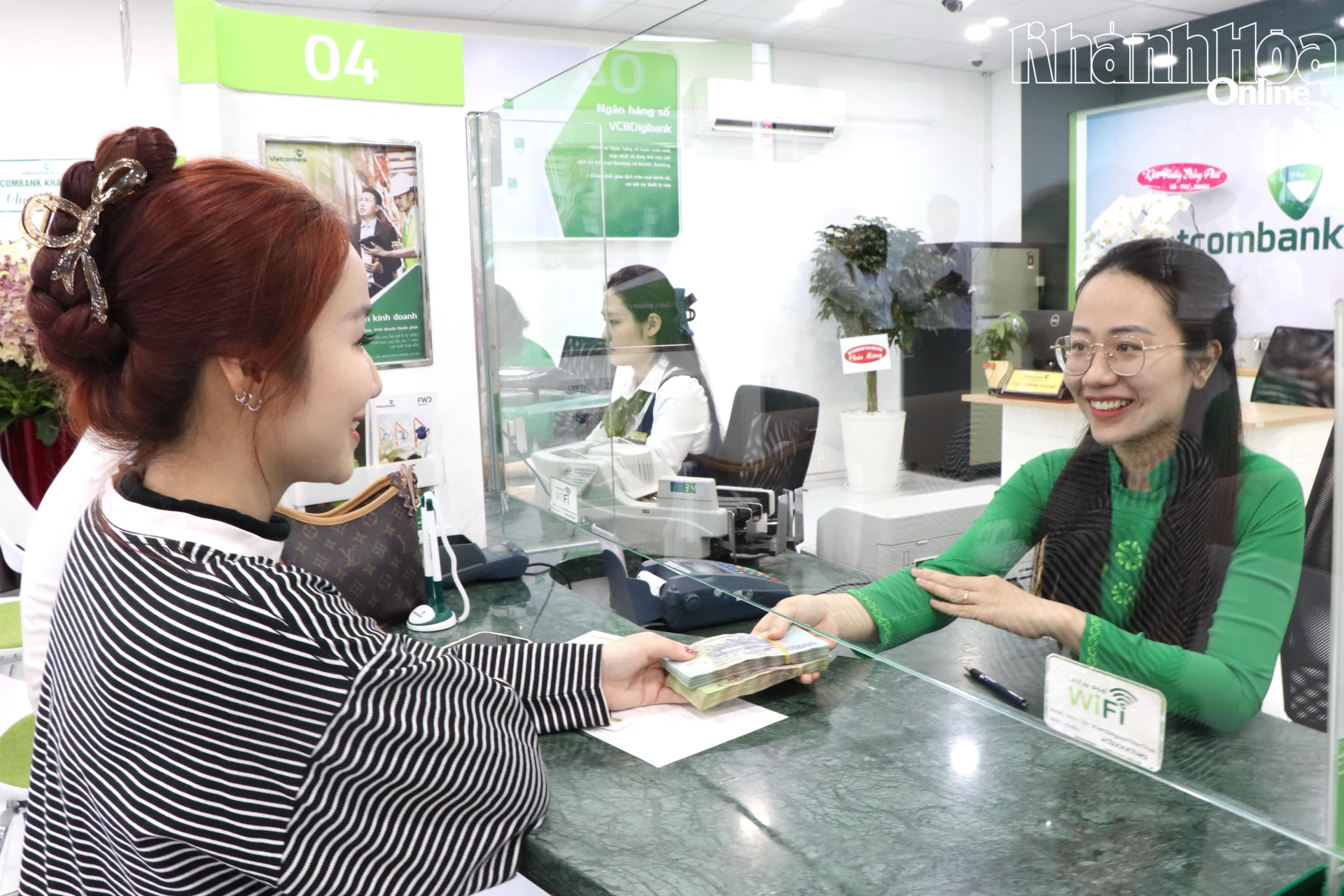 Khách hàng giao dịch tại Phòng giao dịch Nam Nha Trang. 
