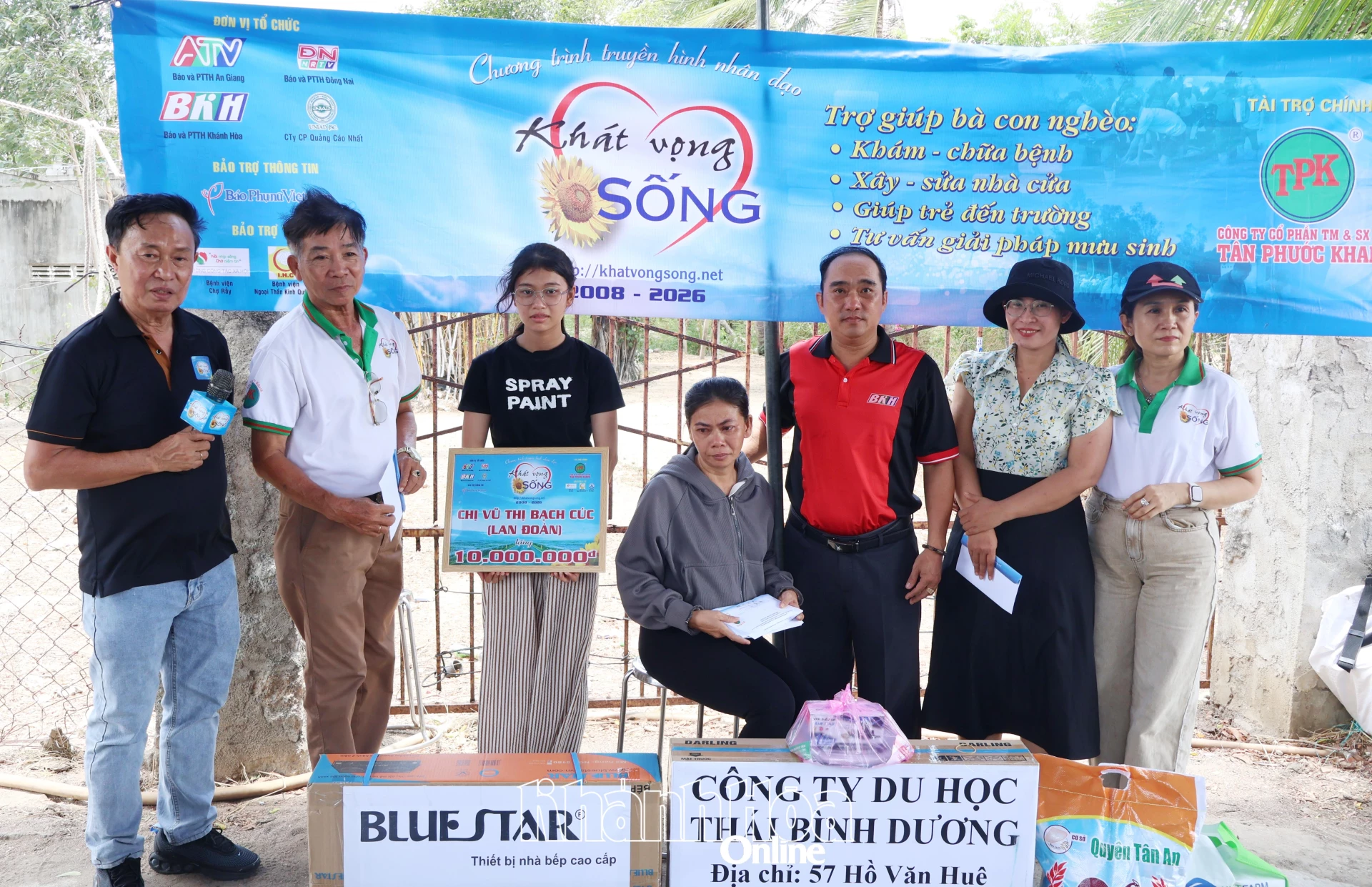 Lãnh đạo Báo và Phát thanh Truyền hình Khánh Hòa cùng các nhóm thiện nguyện trao tiền hỗ trợ cho gia đình chị Nguyễn Thị Sang.