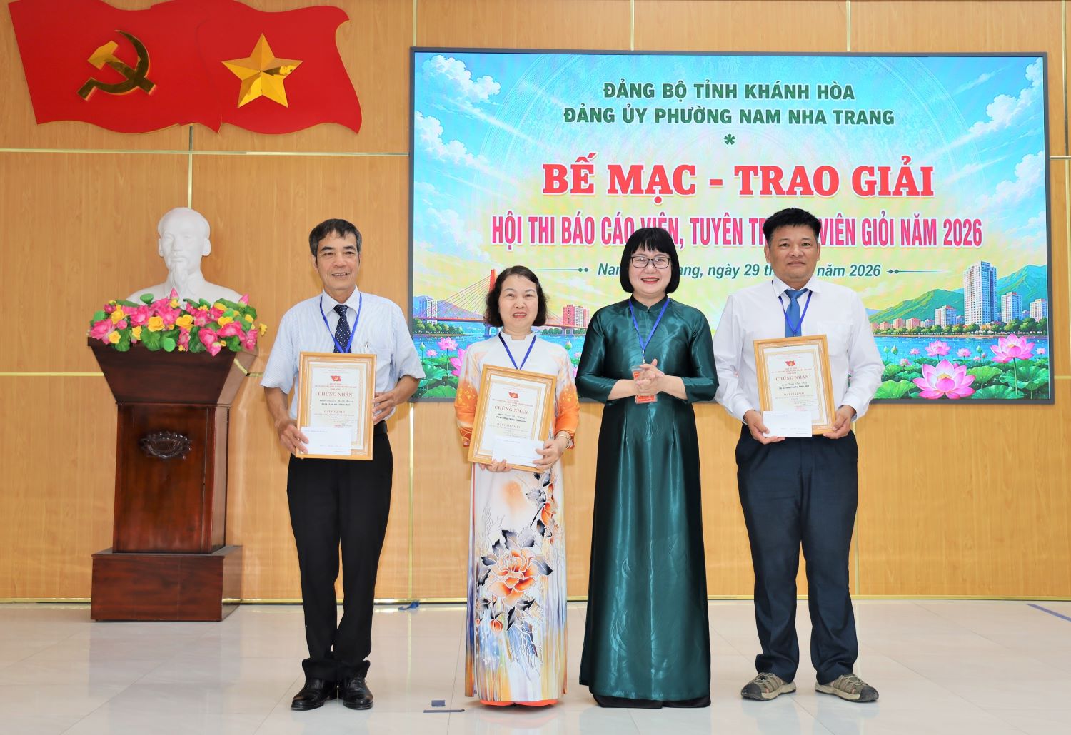 Ban tổ chức trao giải cho các thí sinh.