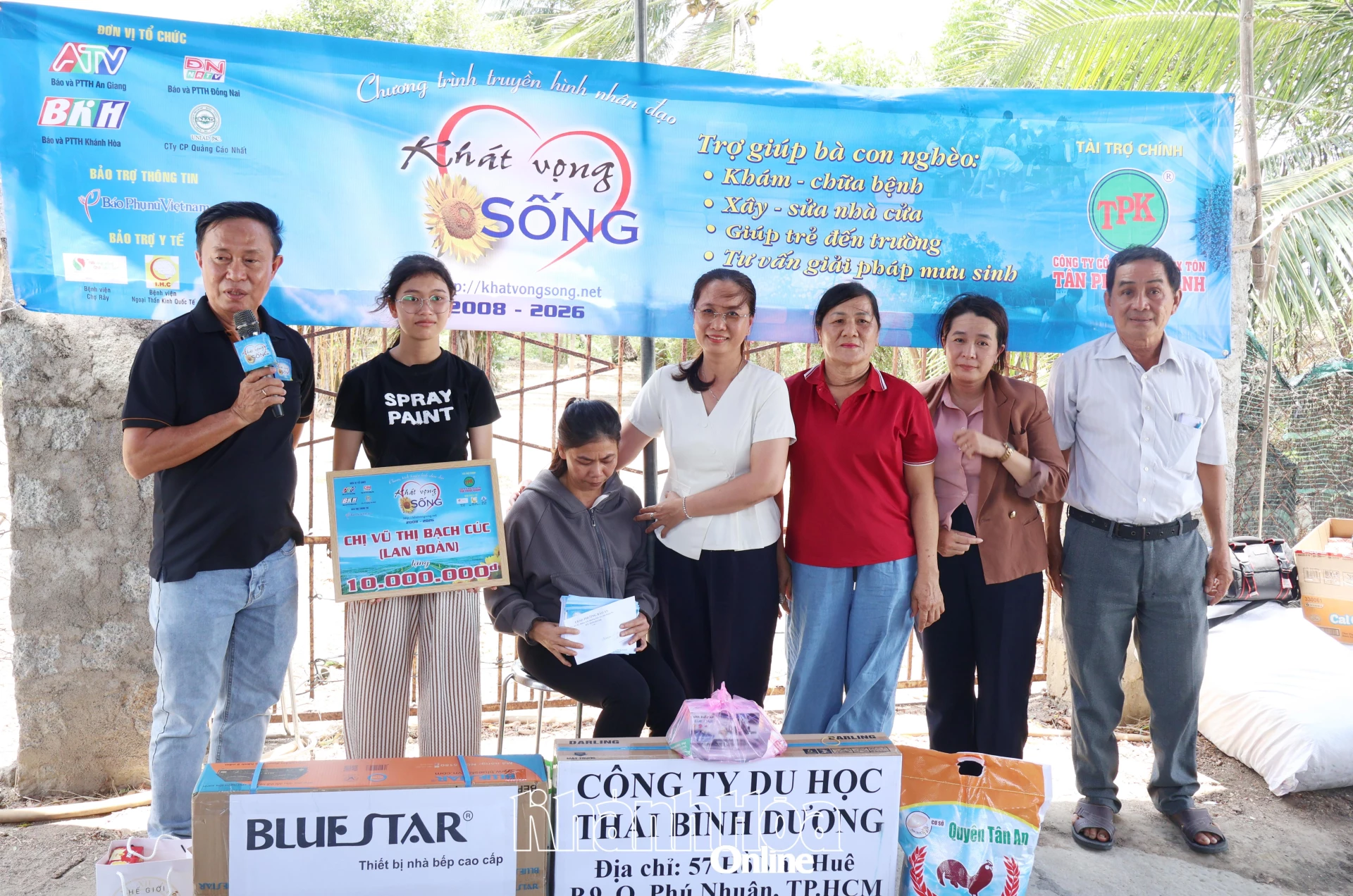 Lãnh đạo UBND phường Bảo An trao hỗ trợ cho gia đình chị Nguyễn Thị Sang.