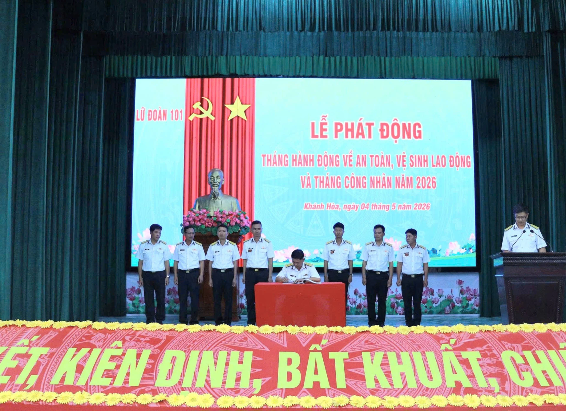 Các cơ quan, đơn vị ký kết giao ước thi đua.