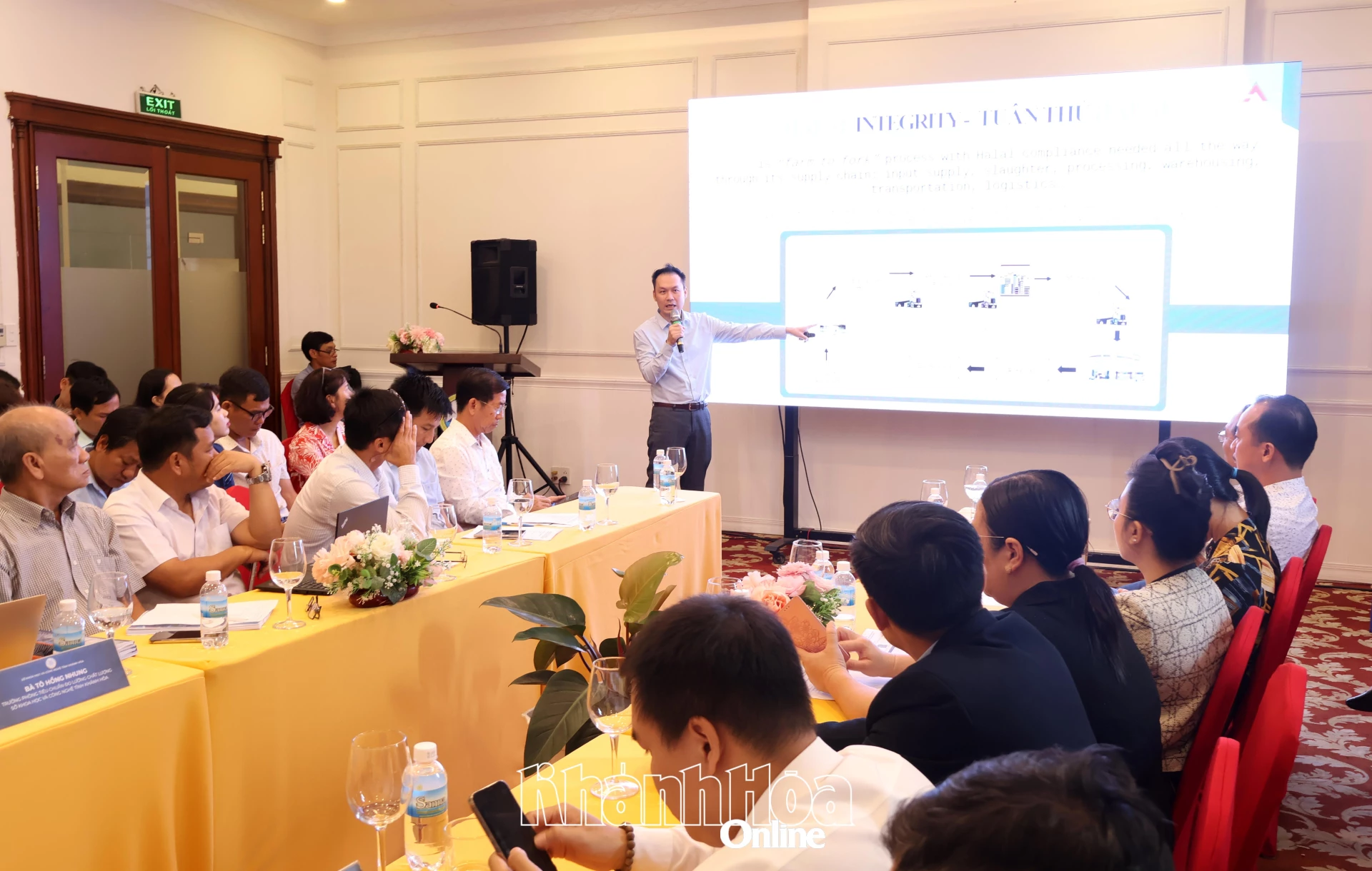 Phó Giáo sư, Tiến sĩ Đinh Công Hoàng trình bày tham luận tại hội thảo.