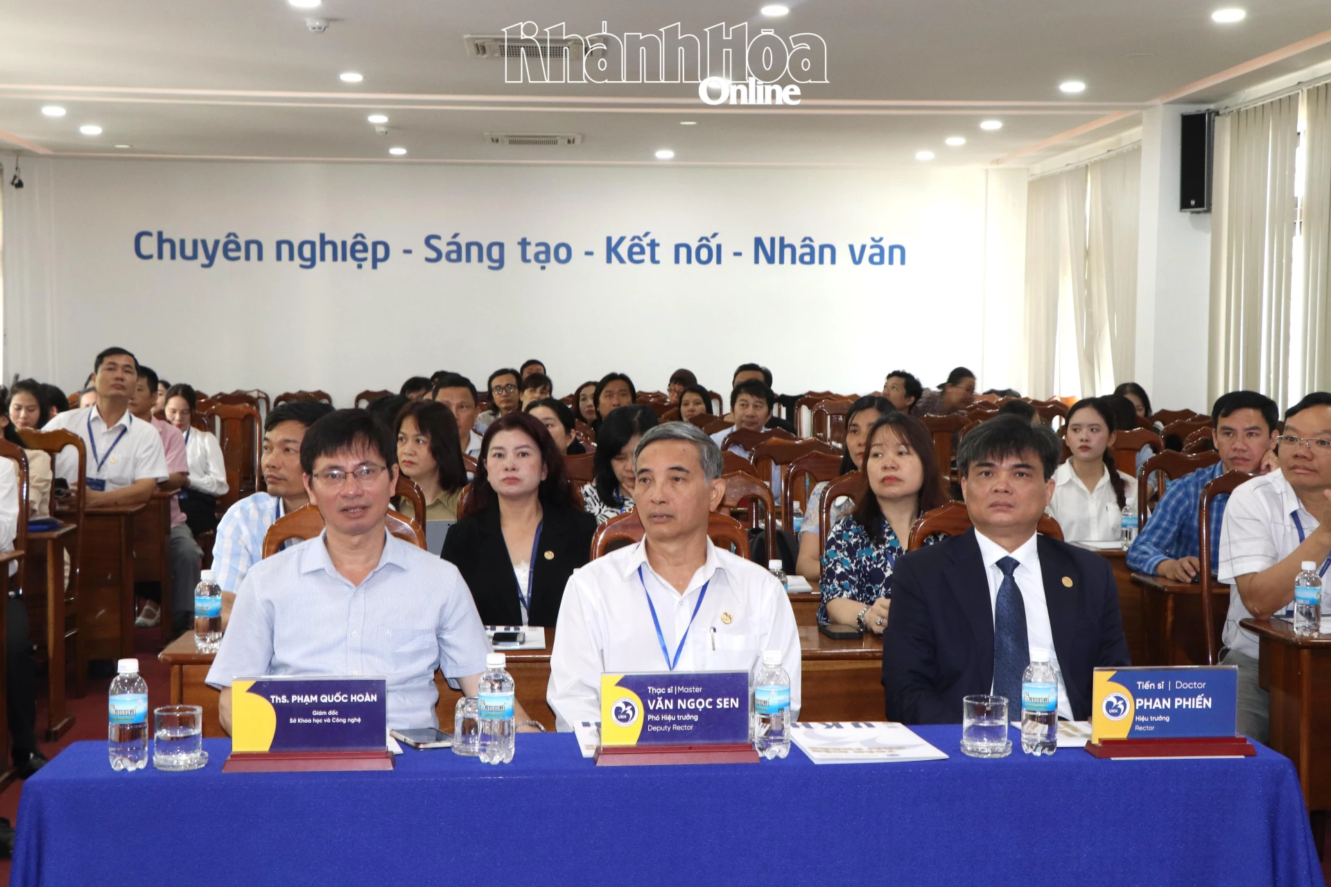 Lãnh đạo Trường Đại học Khánh Hòa và các đại biểu tham dự buổi kỷ niệm Ngày Khoa học, công nghệ và đổi mới sáng tạo Việt Nam.