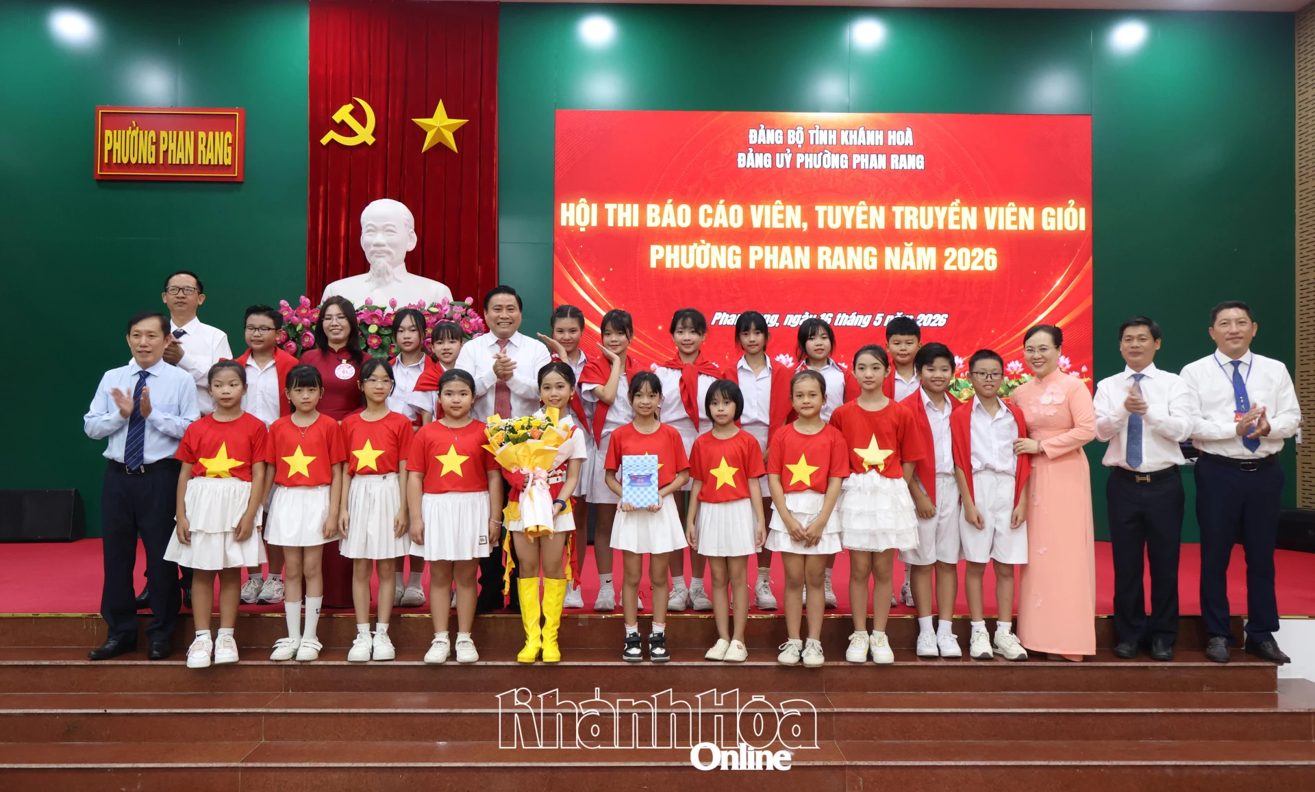 Đồng chí Lâm Đông và lãnh đạo phường Phan Rang tặng hoa chúc mừng đội văn nghệ.