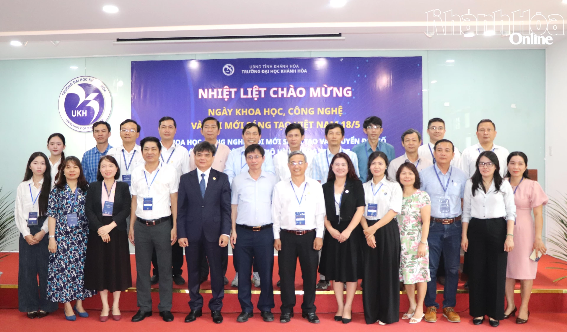 Lãnh đạo Trường Đại học Khánh Hòa và các đại biểu chụp ảnh lưu niệm tại buổi kỷ niệm Ngày Khoa học, công nghệ và đổi mới sáng tạo Việt Nam.