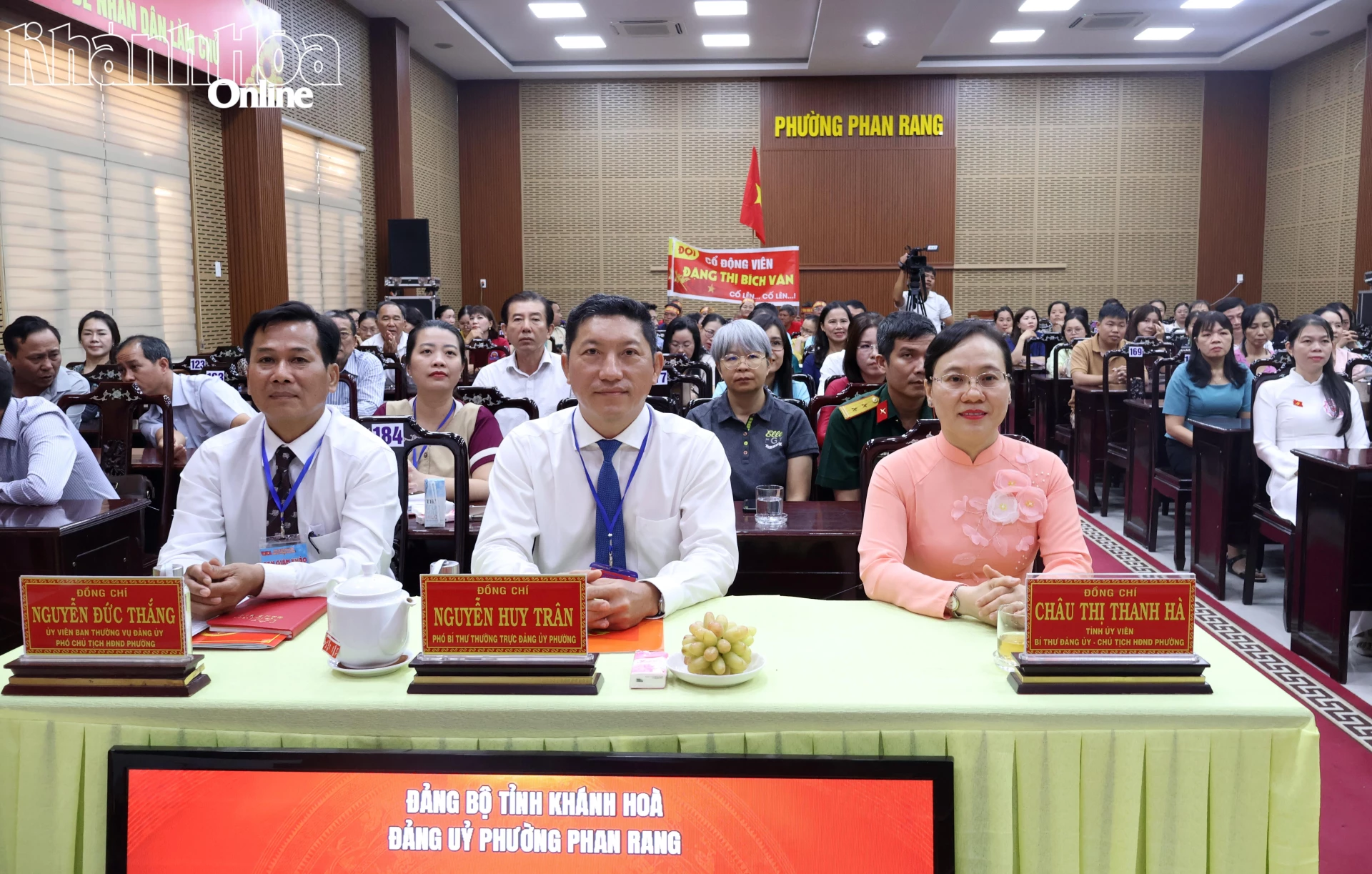 Các đại biểu dự khai mạc.
