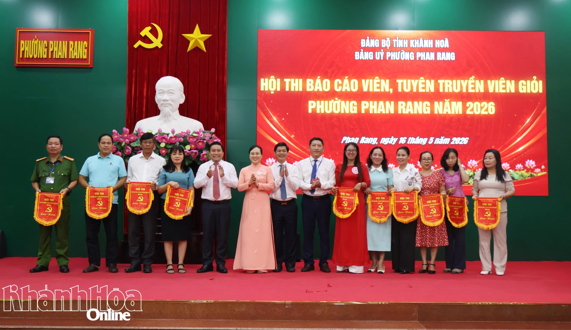 Đồng chí Lâm Đông và lãnh đạo phường Phan Rang trao cờ lưu niệm cho các đơn vị có thí sinh dự thi.