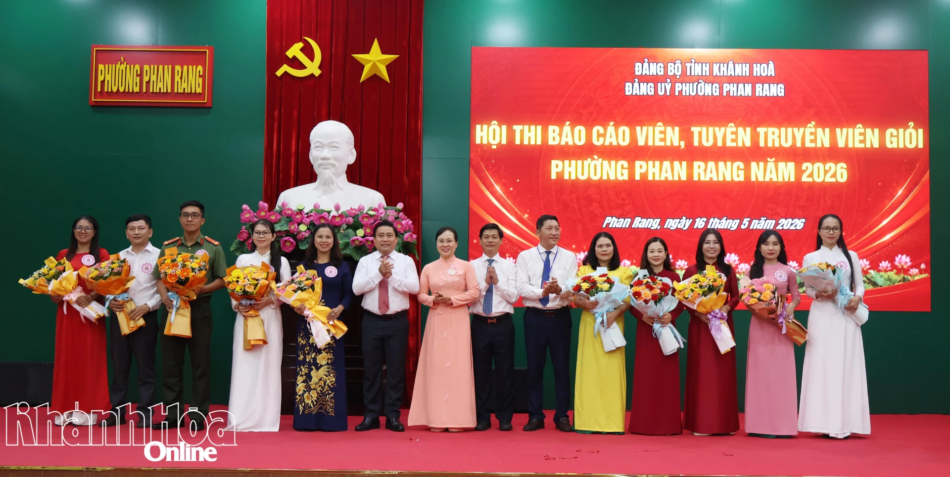 Đồng chí Lâm Đồng và lãnh đạo phường Phan Rang tặng hoa cho các thí sinh.