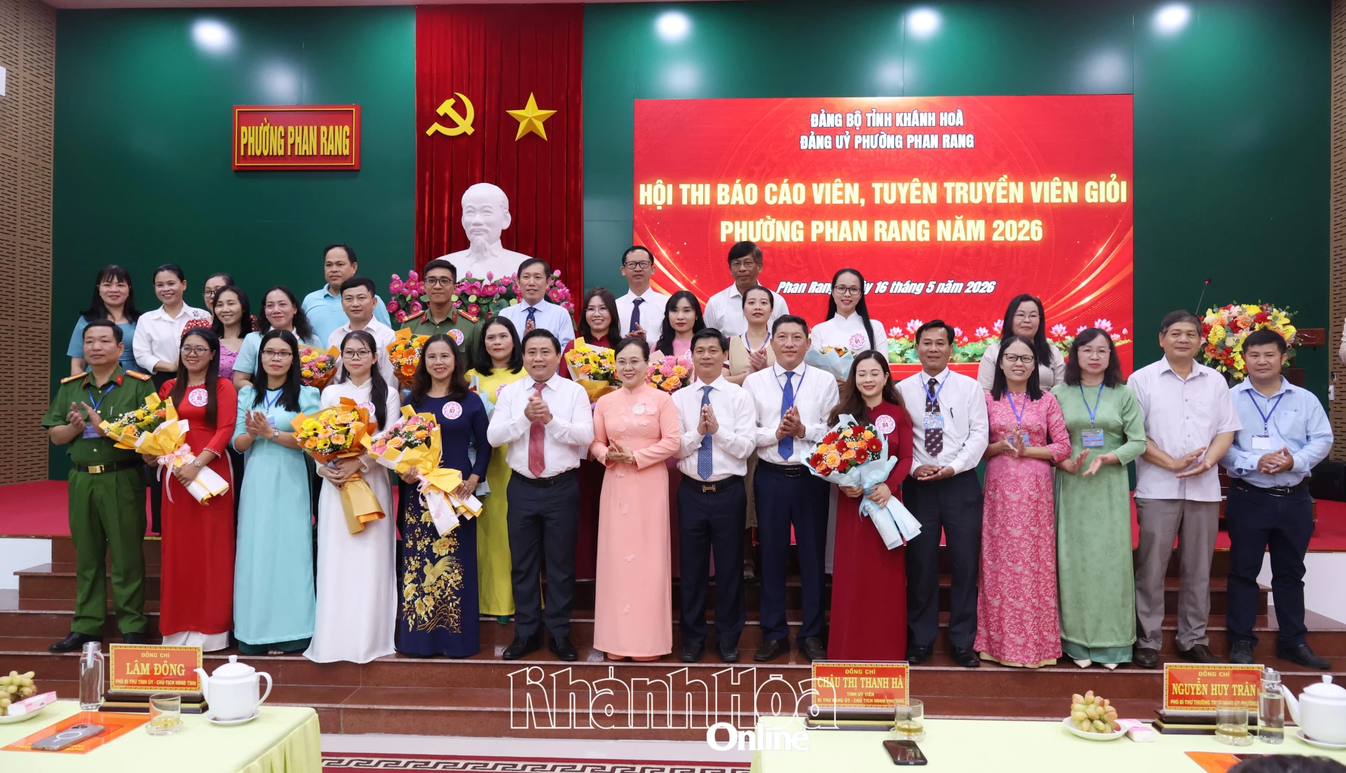 Đồng chí Lâm Đồng cùng các đại biểu và thí sinh chụp hình lưu niệm.