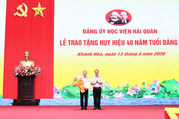 Đảng ủy Học viện Hải quân trao tặng Huy hiệu Đảng đợt 19-5