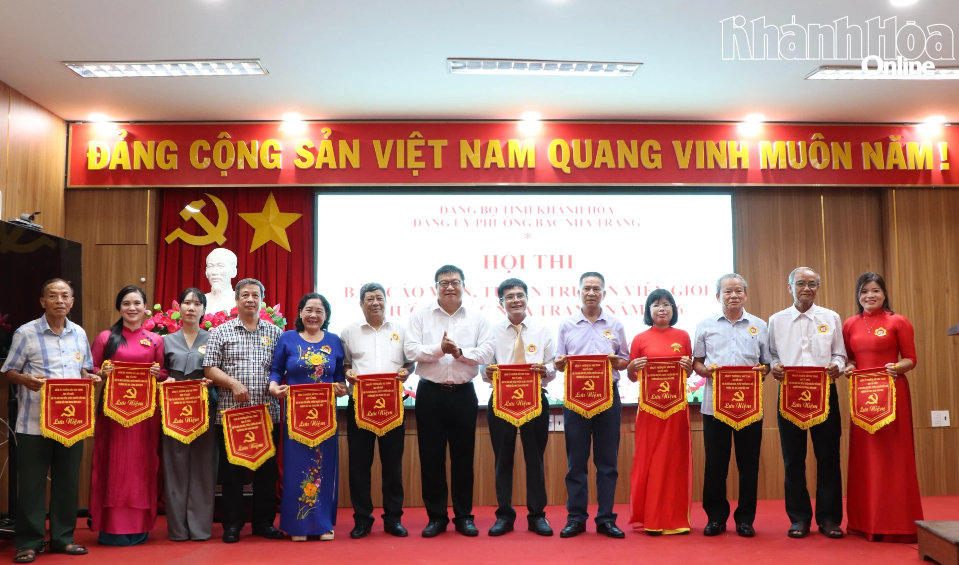Đồng chí Võ Hoàn Hải tặng cờ lưu niệm cho các thí sinh tham gia hội thi.
