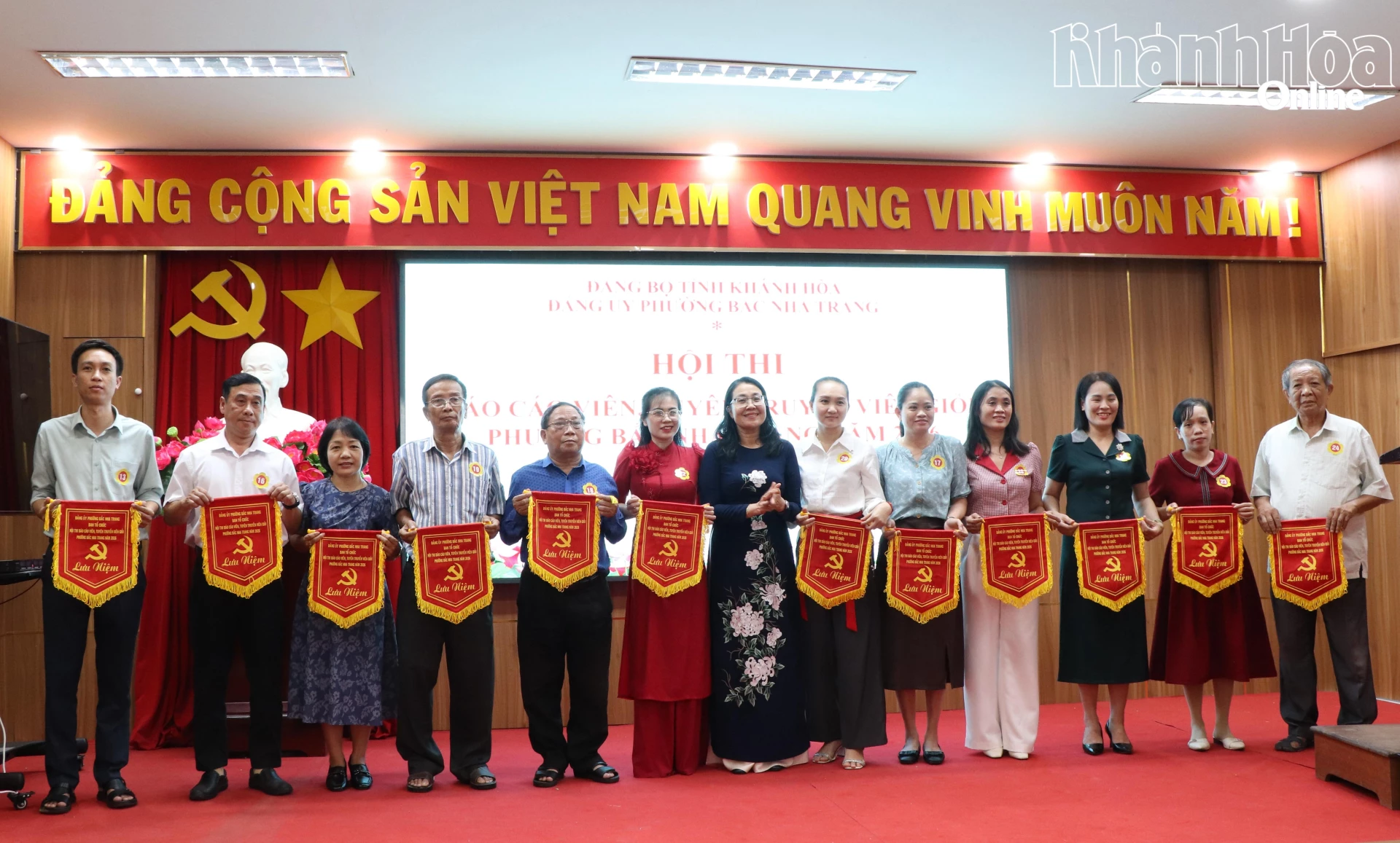 Lãnh đạo phường Bắc Nha Trang tặng cờ lưu niệm cho các thí sinh tham gia hội thi.
