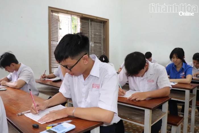 Tổ chức Kỳ thi tốt nghiệp THPT năm 2026 và tuyển sinh lớp 6, lớp 10 đúng quy định, đầy đủ, kịp thời