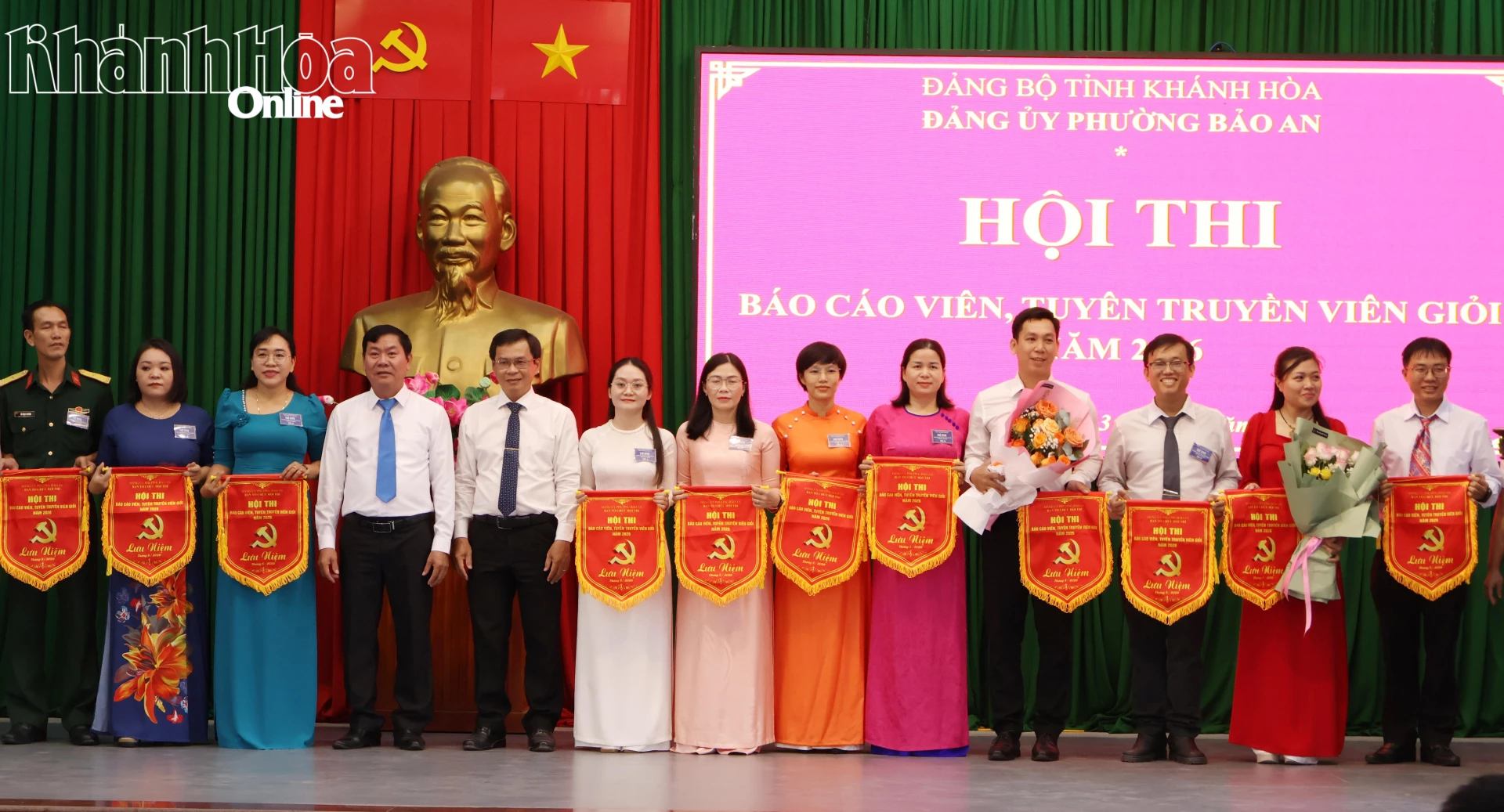 Lãnh đạo Đảng ủy phường Bảo An trao cờ lưu niệm cho các thí sinh