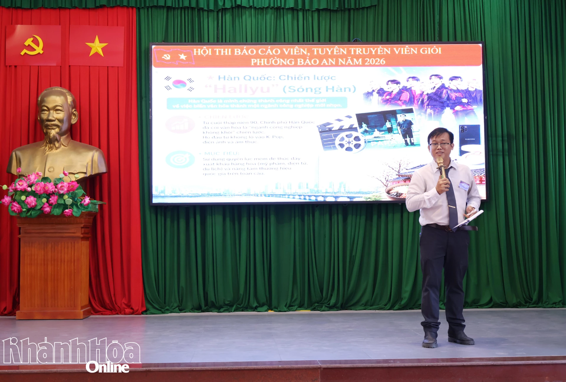 Thí sinh thuyết trình tại hội thi.