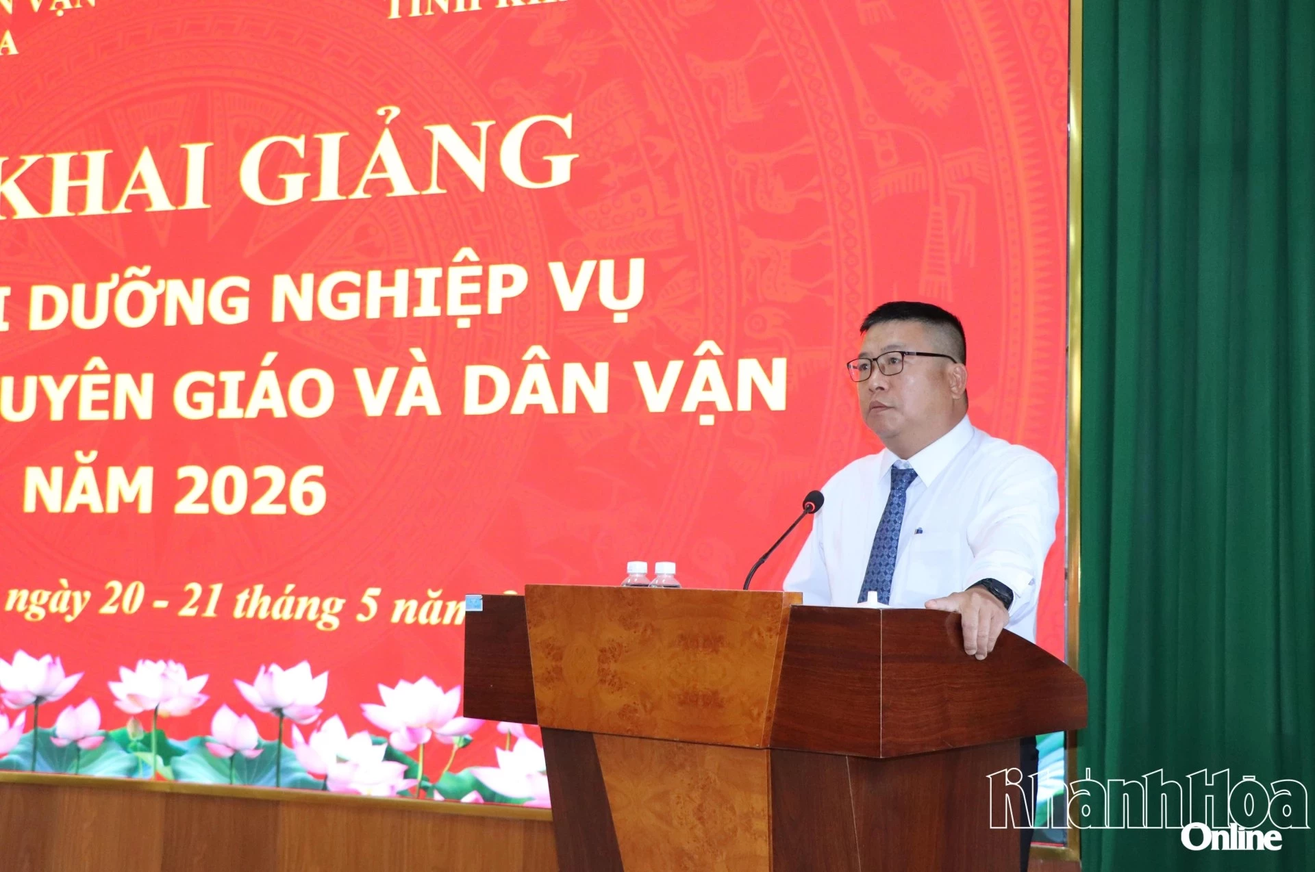 Đồng chí Võ Hoàn Hải phát biểu tại lễ khai giảng lớp bồi dưỡng.