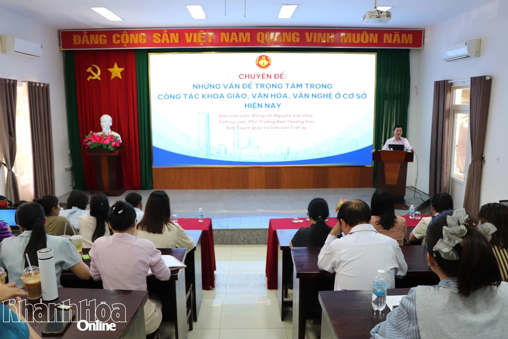 Các học viên học tập chuyên đề Những vấn đề trọng tâm trong công tác khoa giáo, văn hóa, văn nghệ ở cơ sở hiện nay.