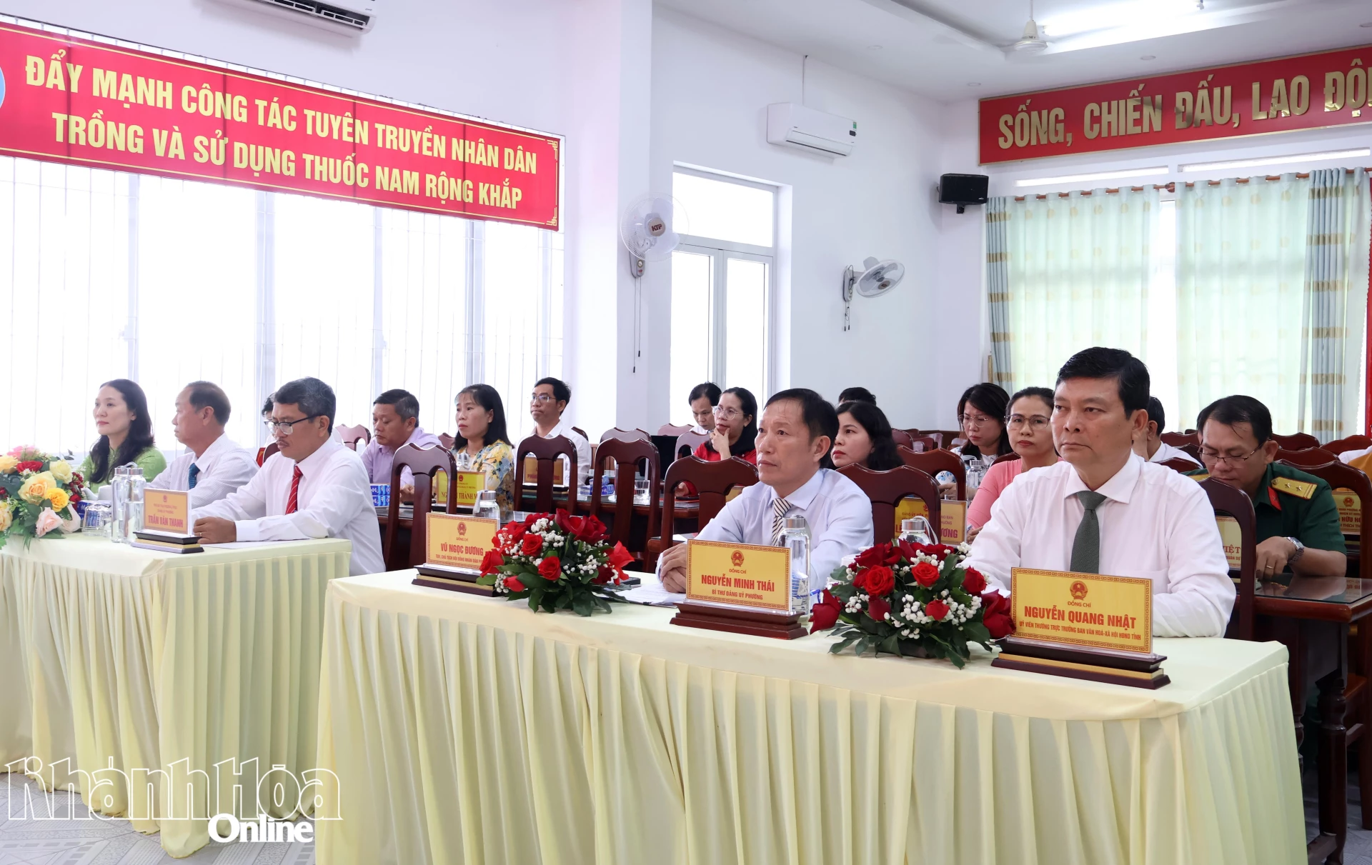 Các đại biểu dự kỳ họp.