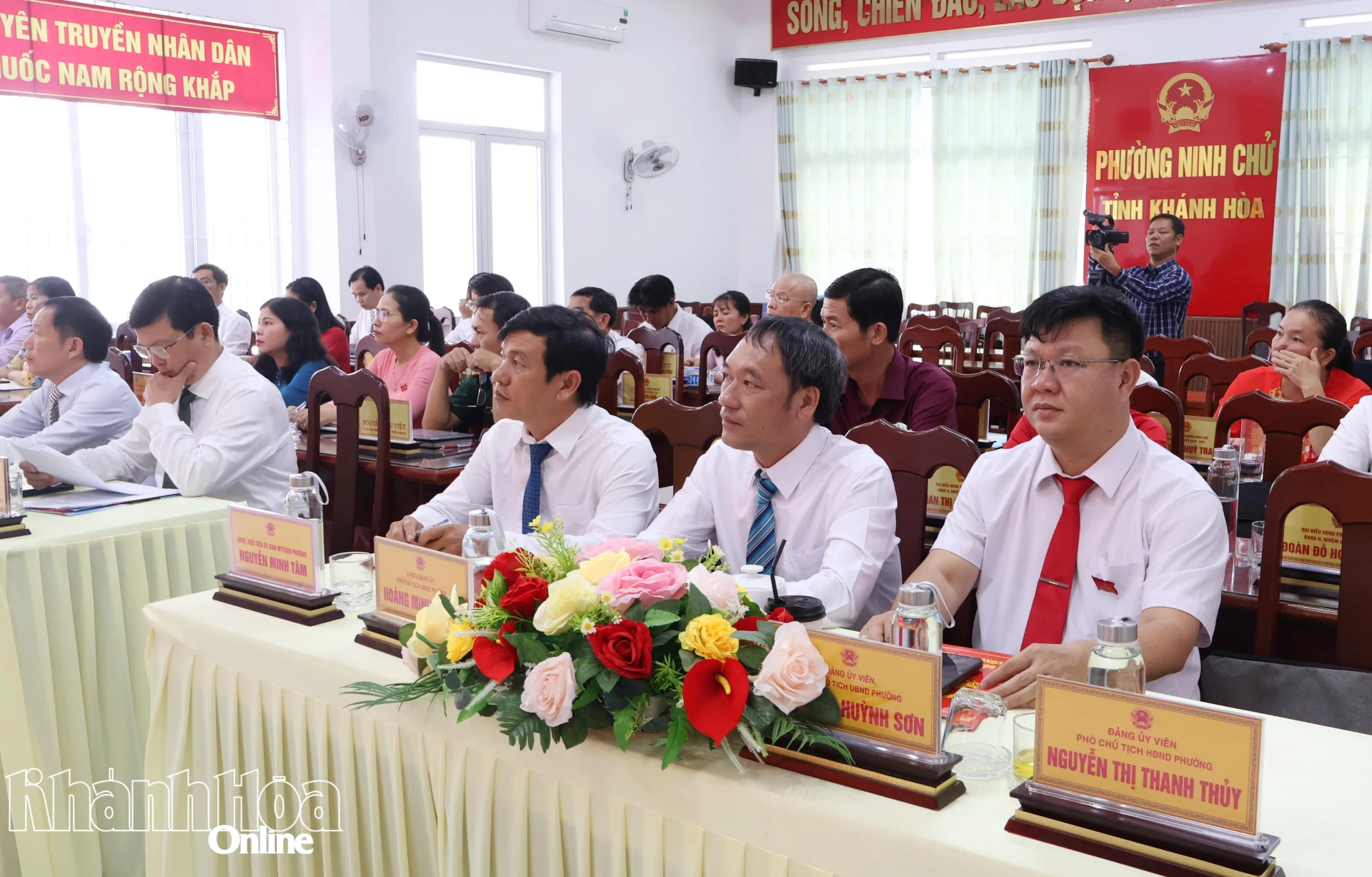 Các đại biểu dự kỳ họp.