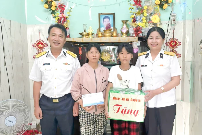 Lữ đoàn 101 thăm, tặng quà con ngư dân dịp ngày Quốc tế Thiếu nhi