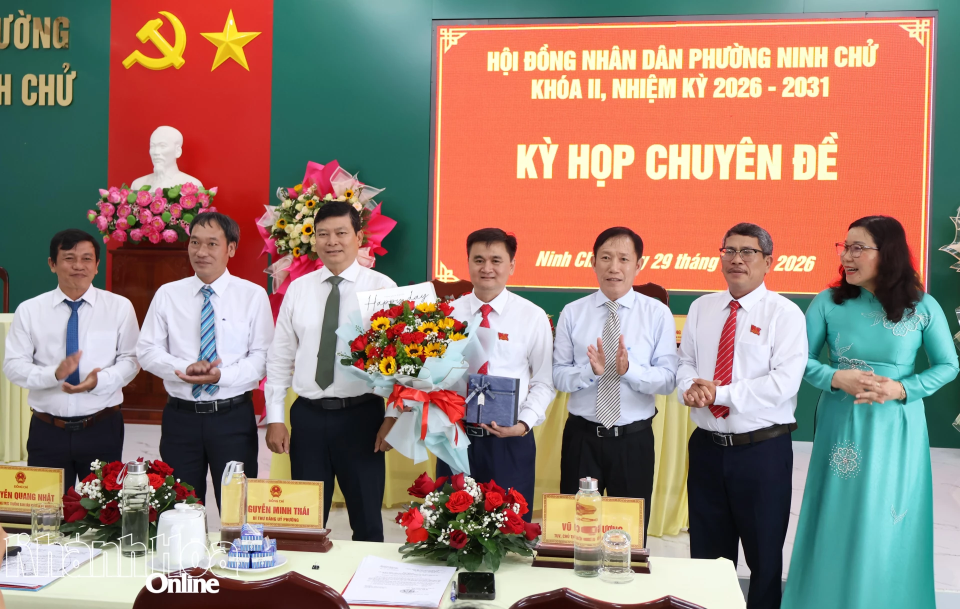 Ông Nguyễn Quang Nhật và các đại biểu HĐND phường Ninh Chử tặng hoa ông Vũ Ngọc Đương.
