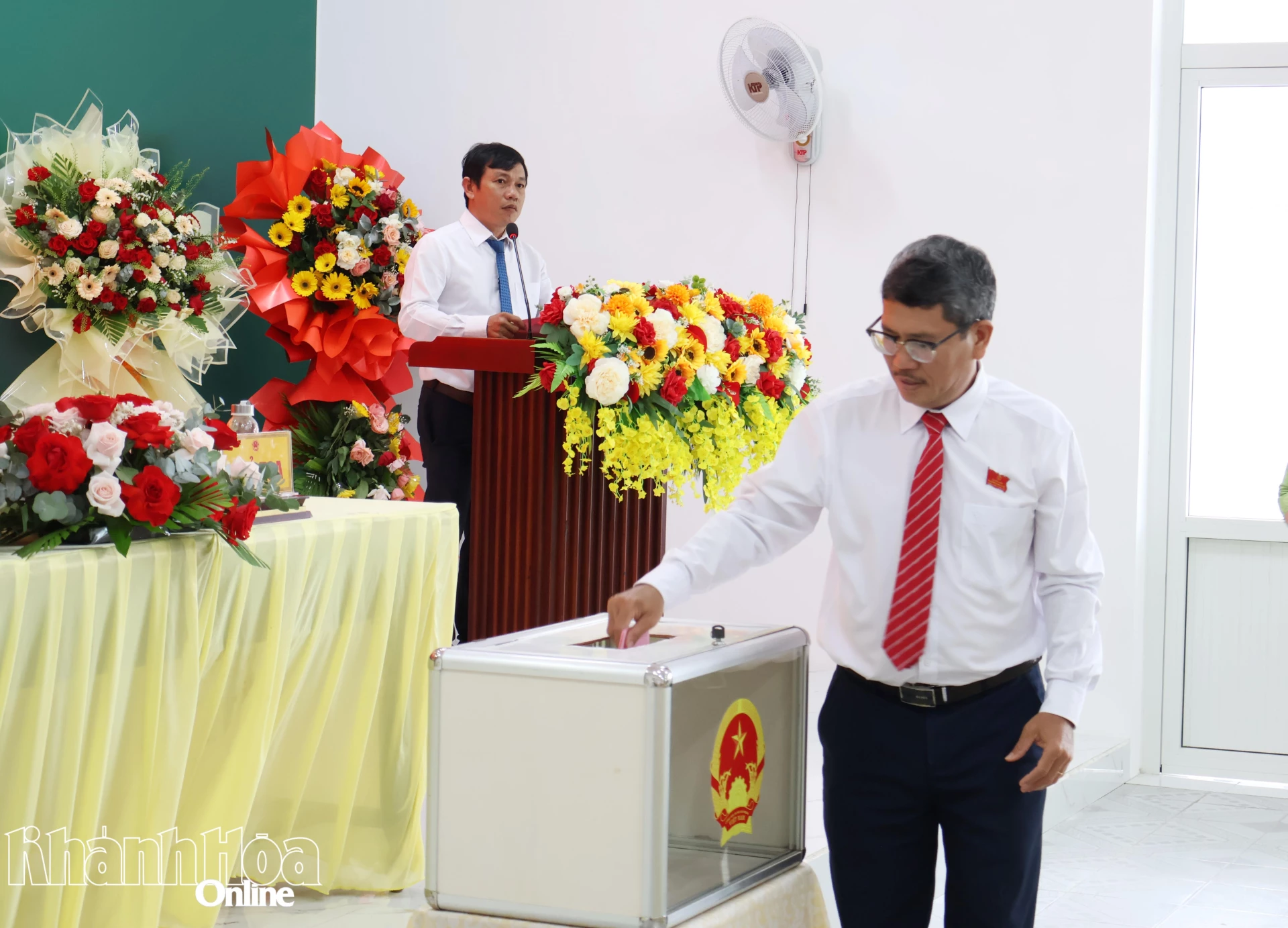 Các đại biểu bỏ phiếu bầu chức danh Chủ tịch HĐND phường Ninh Chử khóa II, nhiệm kỳ 2026 - 2031.