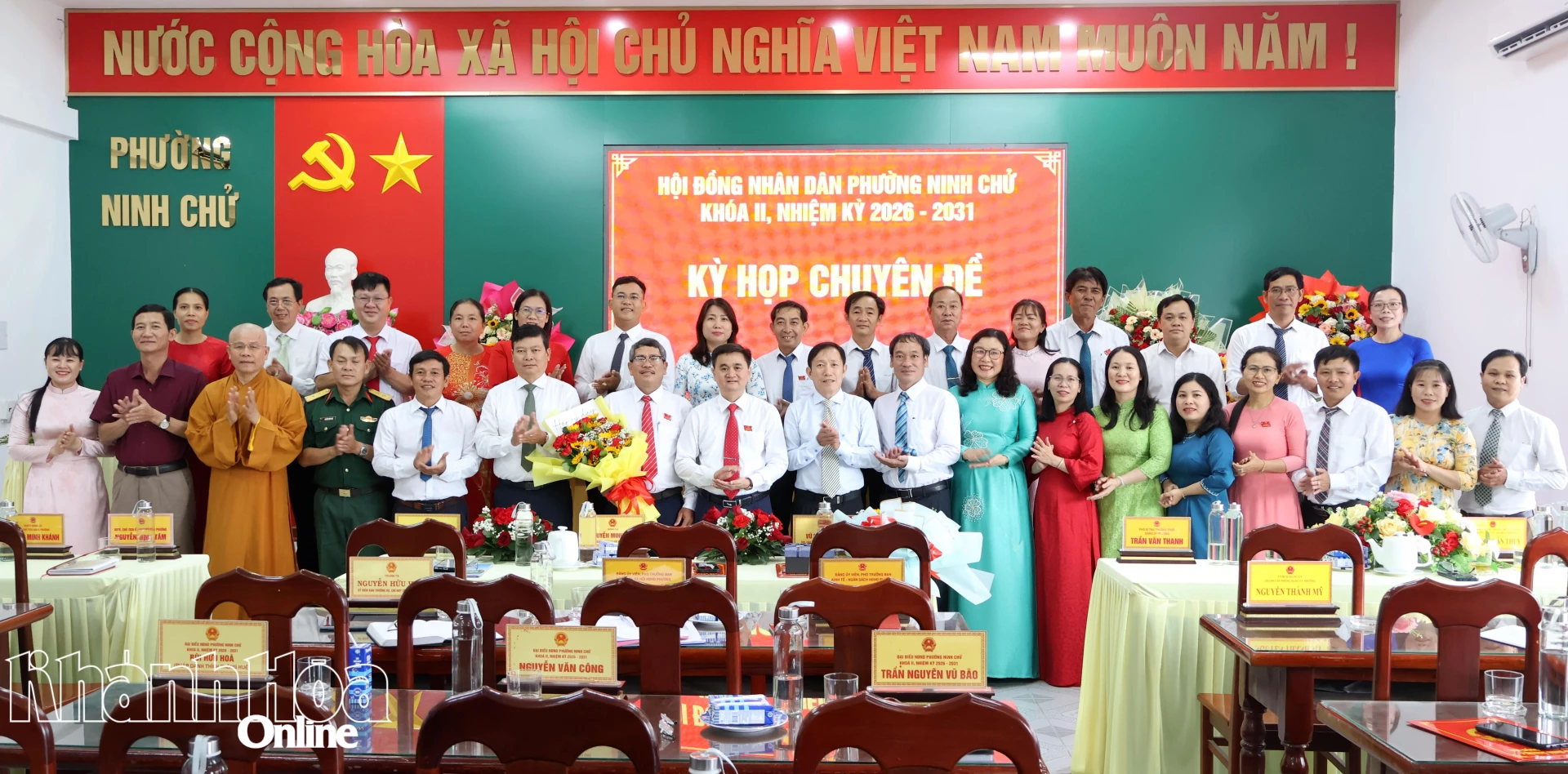 Ông Nguyễn Quang Nhật và các đại biểu HĐND phường Ninh Chử tặng hoa chúc mừng ông Trần Văn Thanh.
