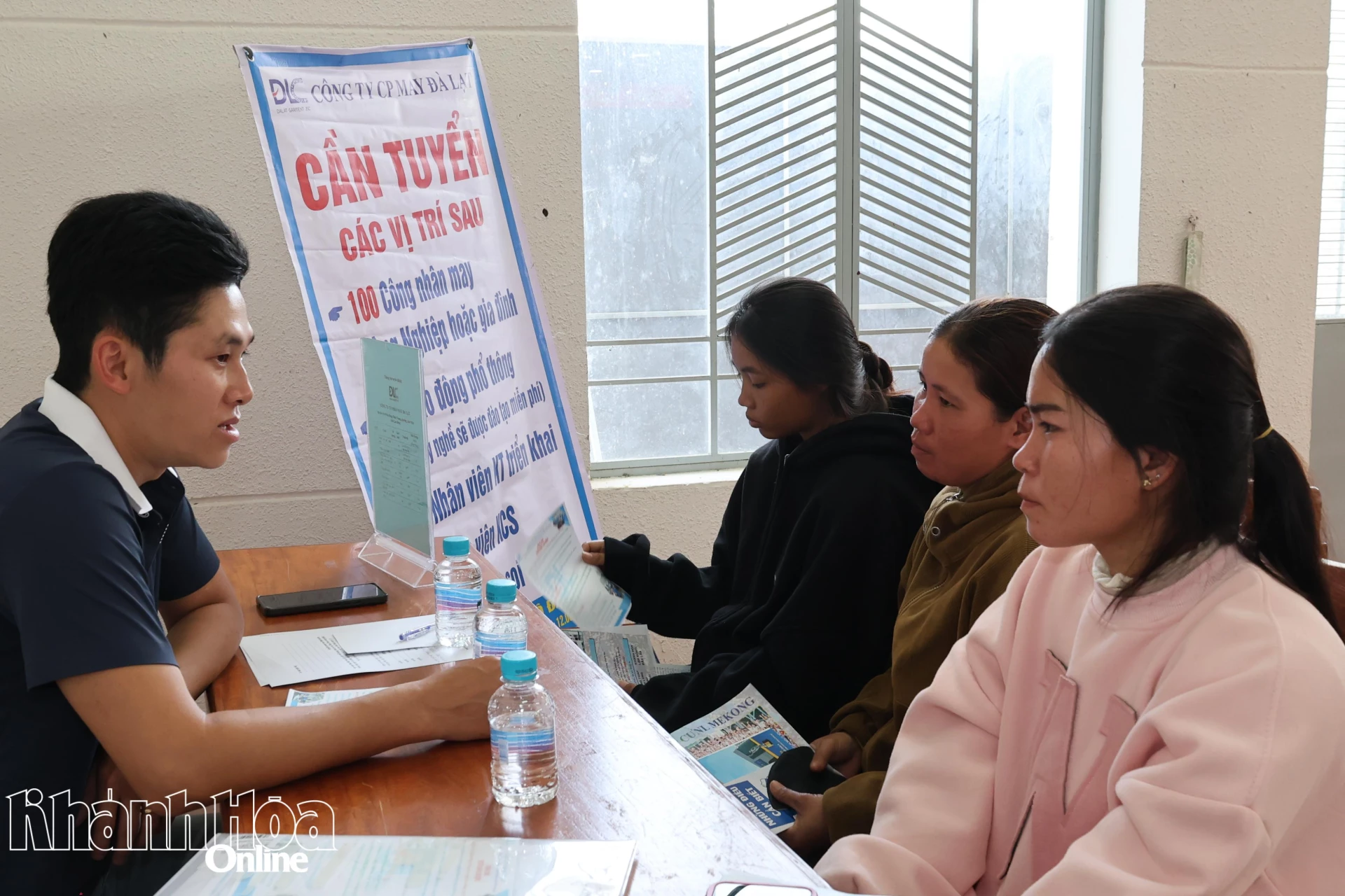 Lao động dân tộc thiểu số xã Bác Ái Đông nghe tư vấn, tuyển dụng việc làm.