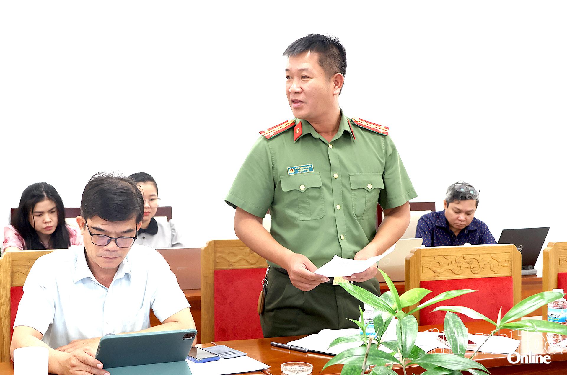 Đại diện Công an tỉnh Khánh Hòa nêu ý kiến tại cuộc họp.