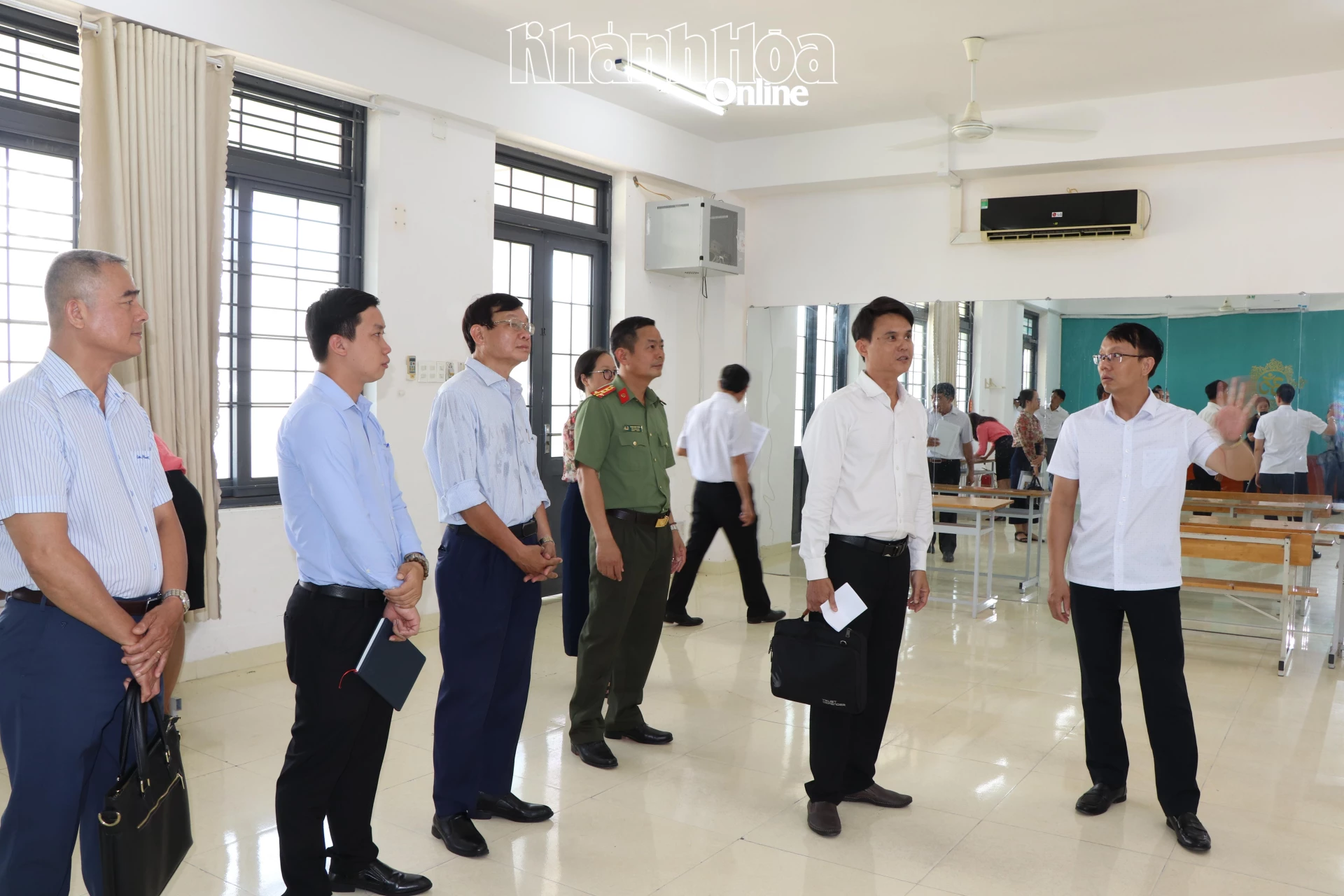 Đoàn kiểm tra tại điểm thi Trường THPT Phạm Văn Đồng (phường Nha Trang). 