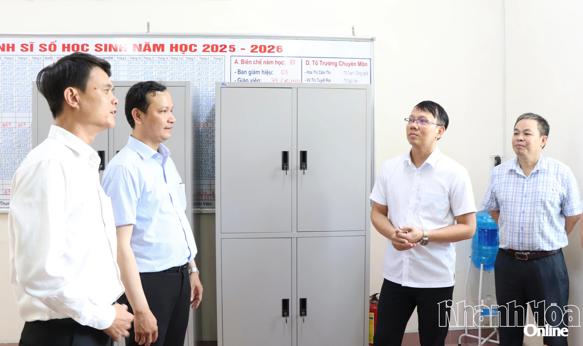 Đồng chí Nguyễn Thanh Hà kiểm tra phòng chứa tủ đựng đề thi, bài thi tại điểm thi Trường THCS Võ Thị Sáu (phường Nam Nha Trang).