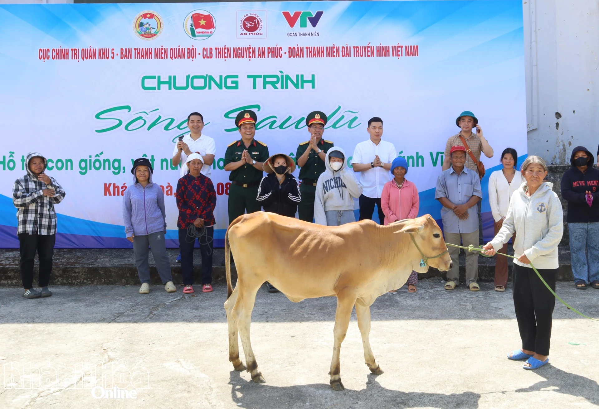 Ban tổ chức trao tặng bò giống cho người dân.