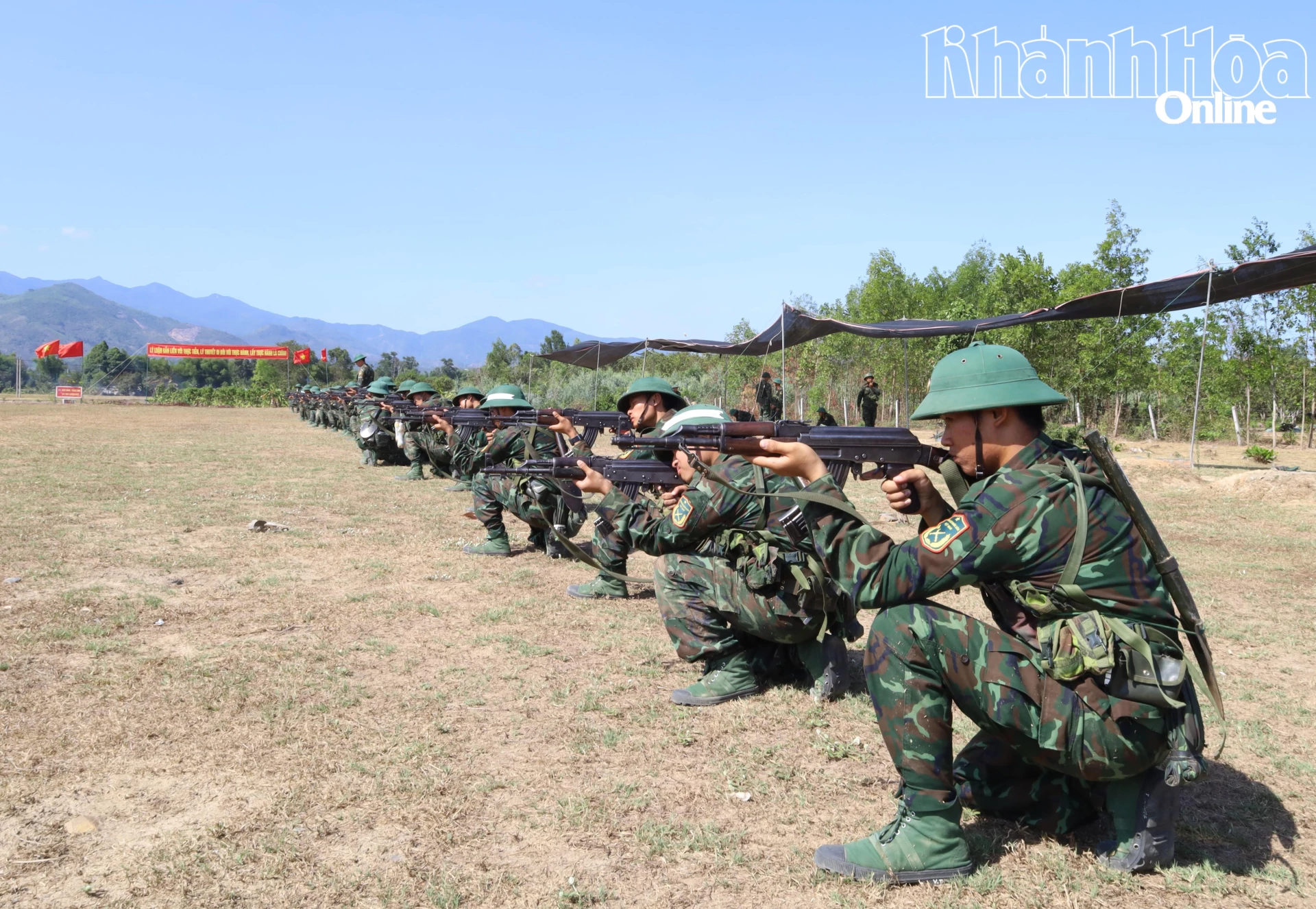 Các chiến sĩ luyện tập nội dung bắn súng AK.
