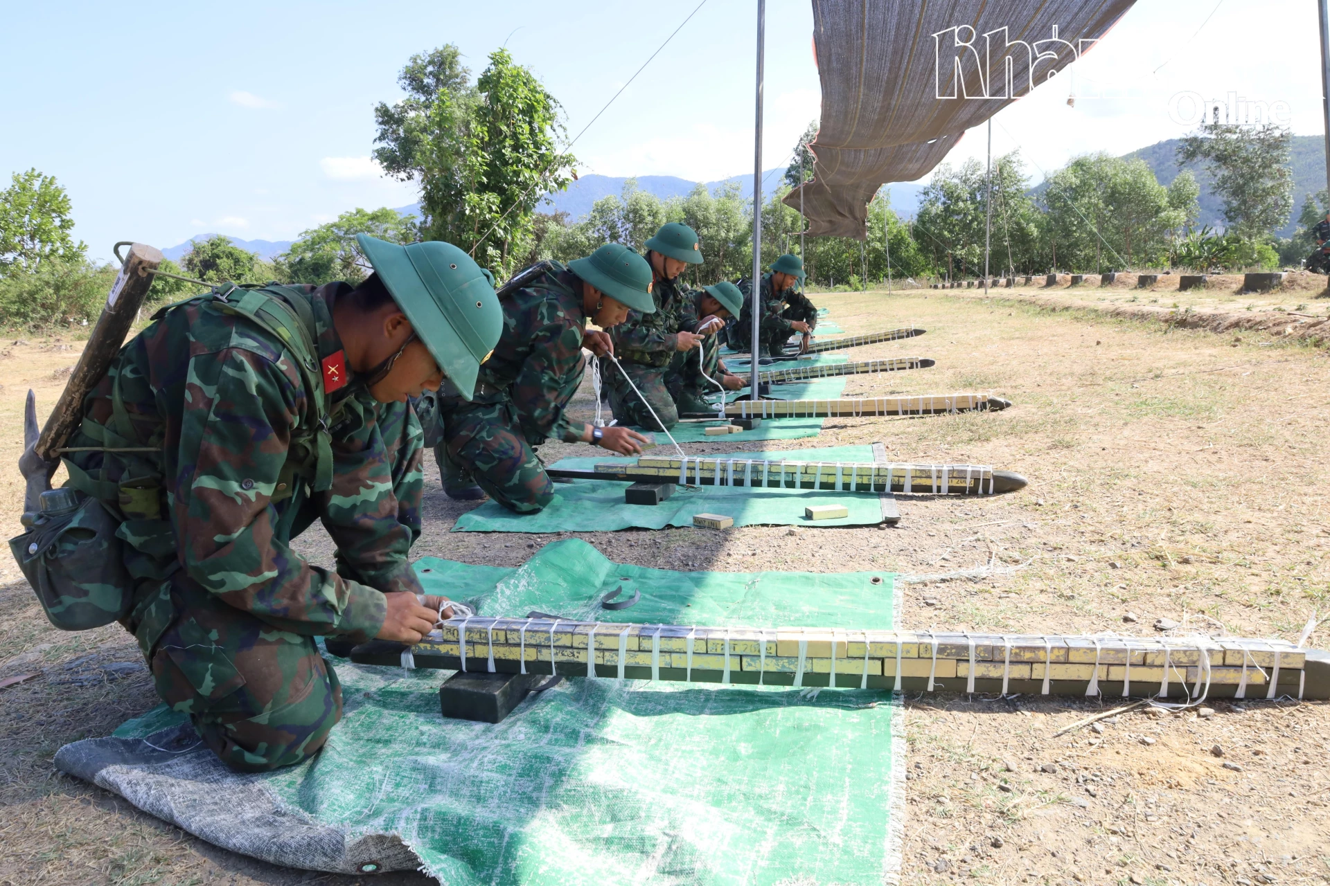 Chiến sĩ mới tỉ mỉ luyện tập nội dung gói buộc lượng nổ.