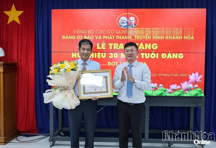 Đảng ủy Báo và Phát thanh, Truyền hình Khánh Hòa tổ chức lễ trao tặng Huy hiệu 30 năm tuổi Đảng đợt 19-5