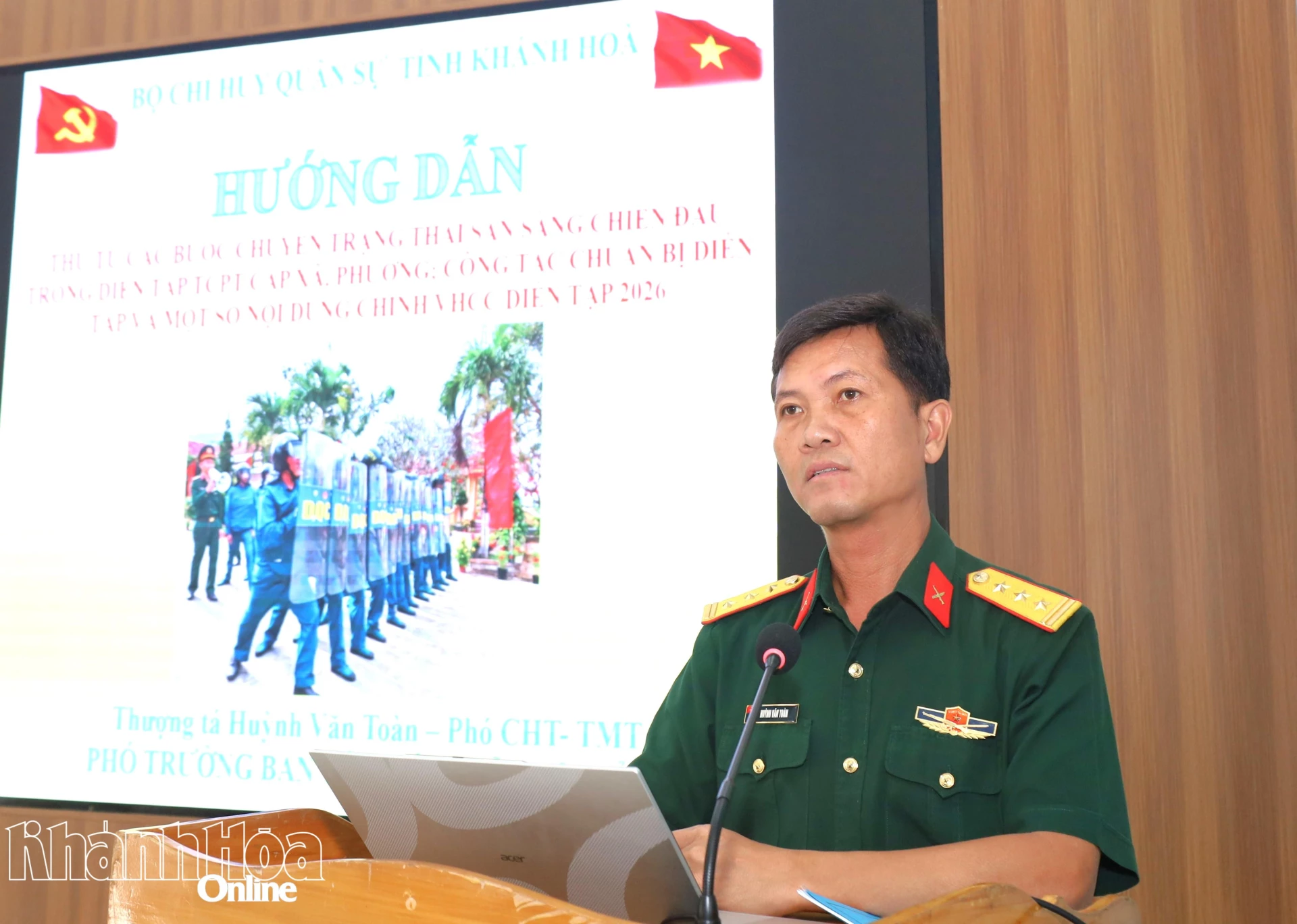 Thượng tá Huỳnh Văn Toàn hướng dẫn các nội dung cho khung tập.