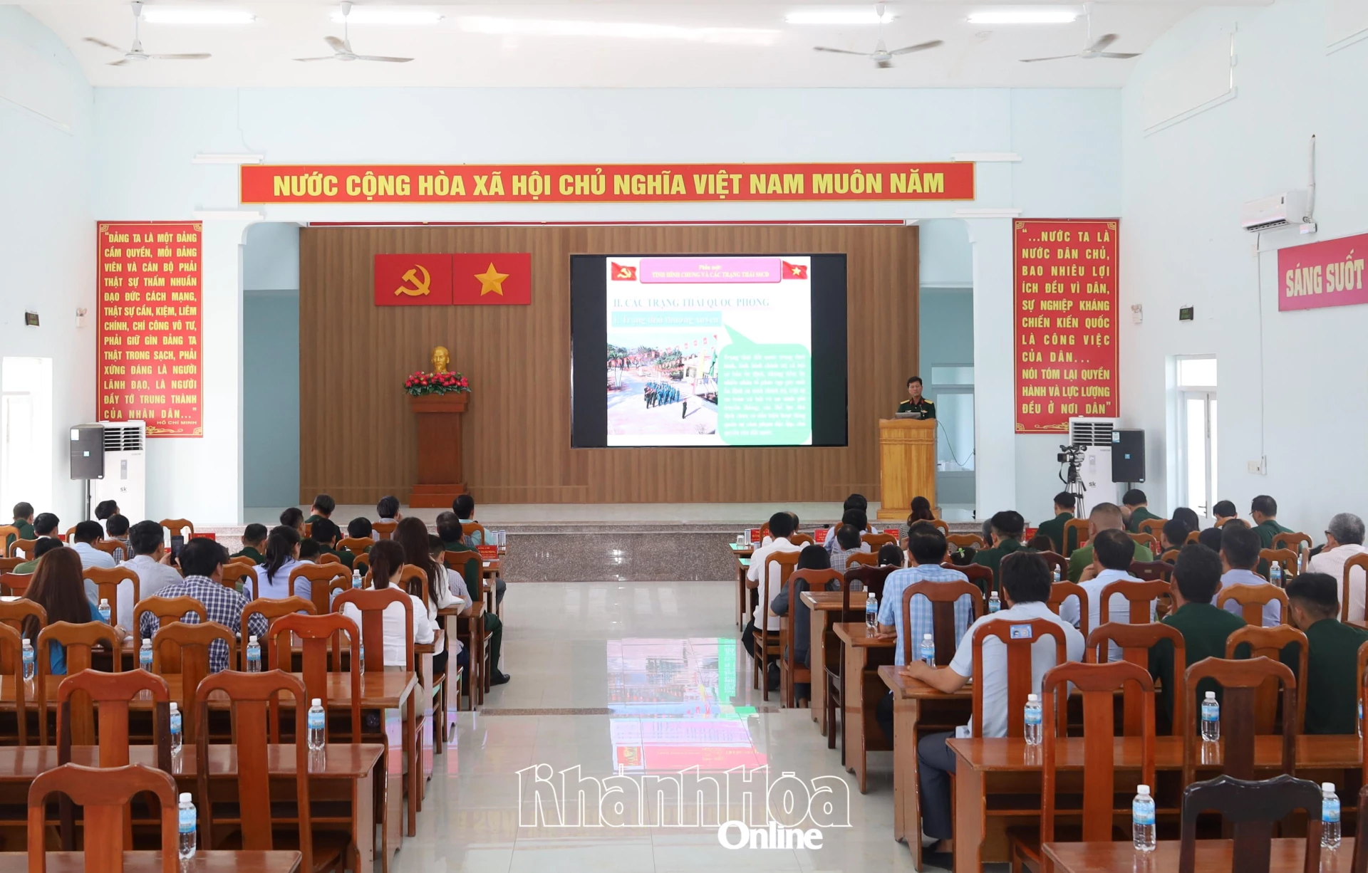 Quang cảnh hội nghị.