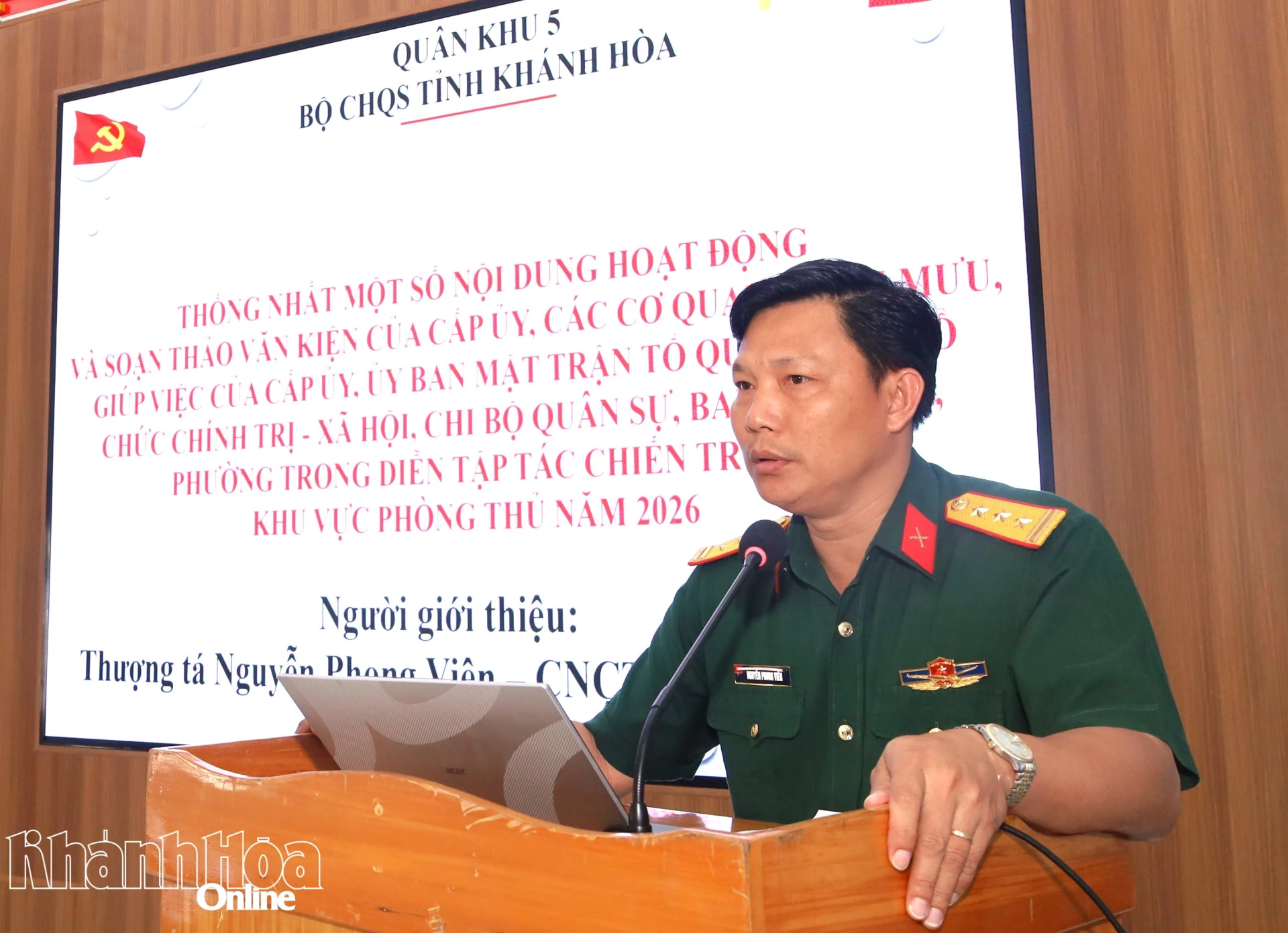 Thượng tá Nguyễn Phong Viên - Chủ nhiệm Chính trị Bộ Chỉ huy Quân sự tỉnh hướng dẫn các nội dung cho khung tập.