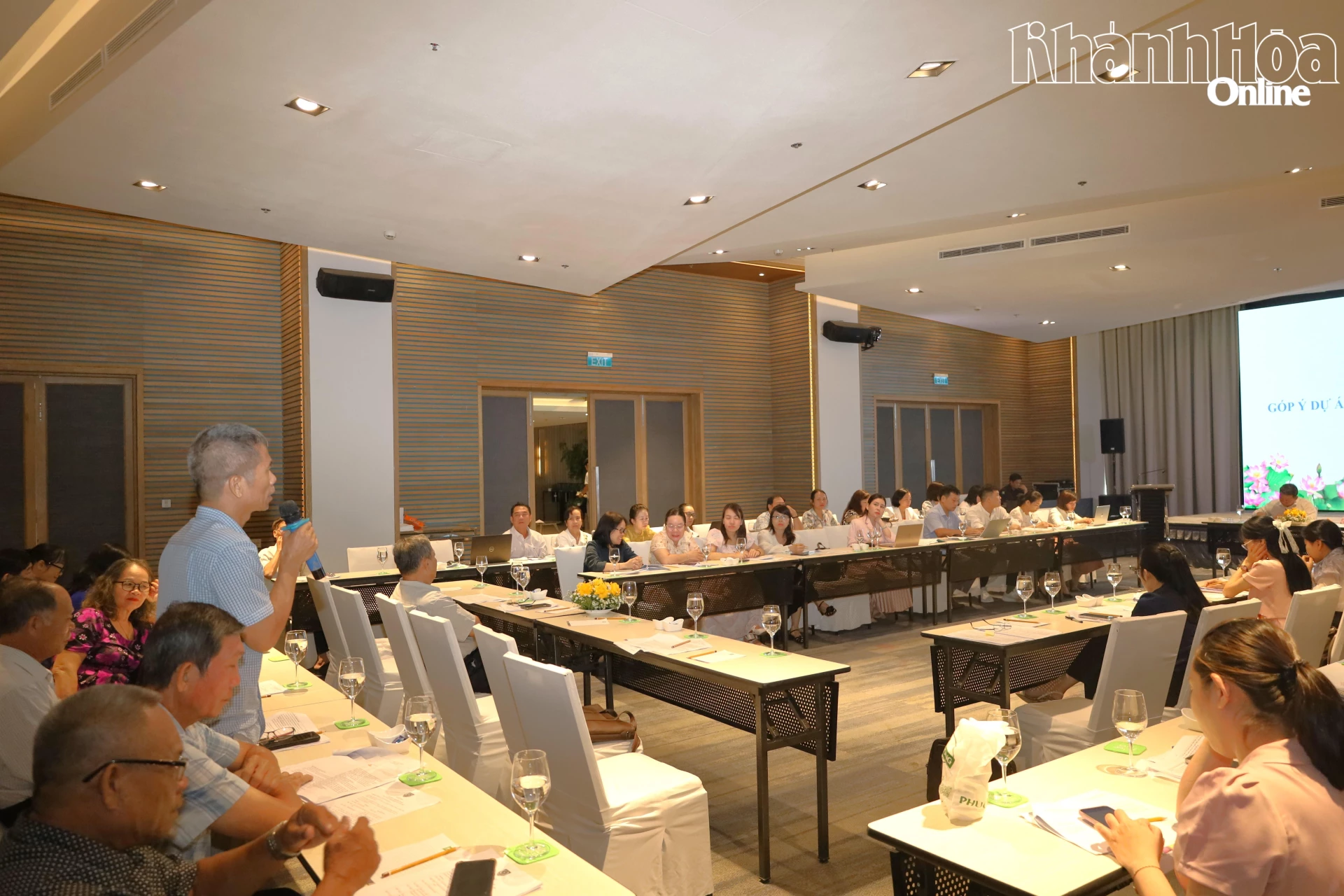 Đại biểu góp ý tại hội thảo.