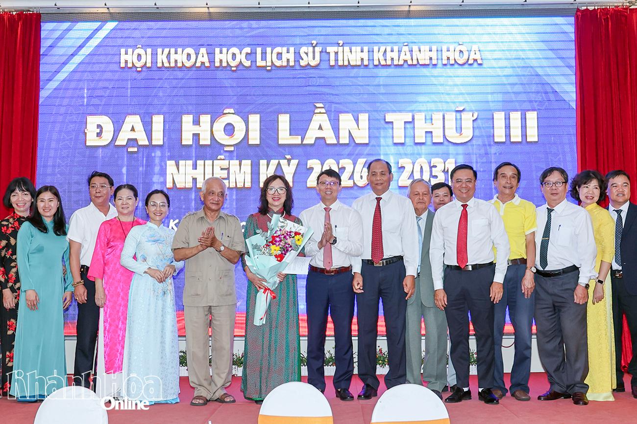 Đồng chí Nguyễn Thanh Hà chúc mừng Ban Chấp hành Hội Khoa học Lịch sử tỉnh Khánh Hòa nhiệm kỳ 2026 - 2031.