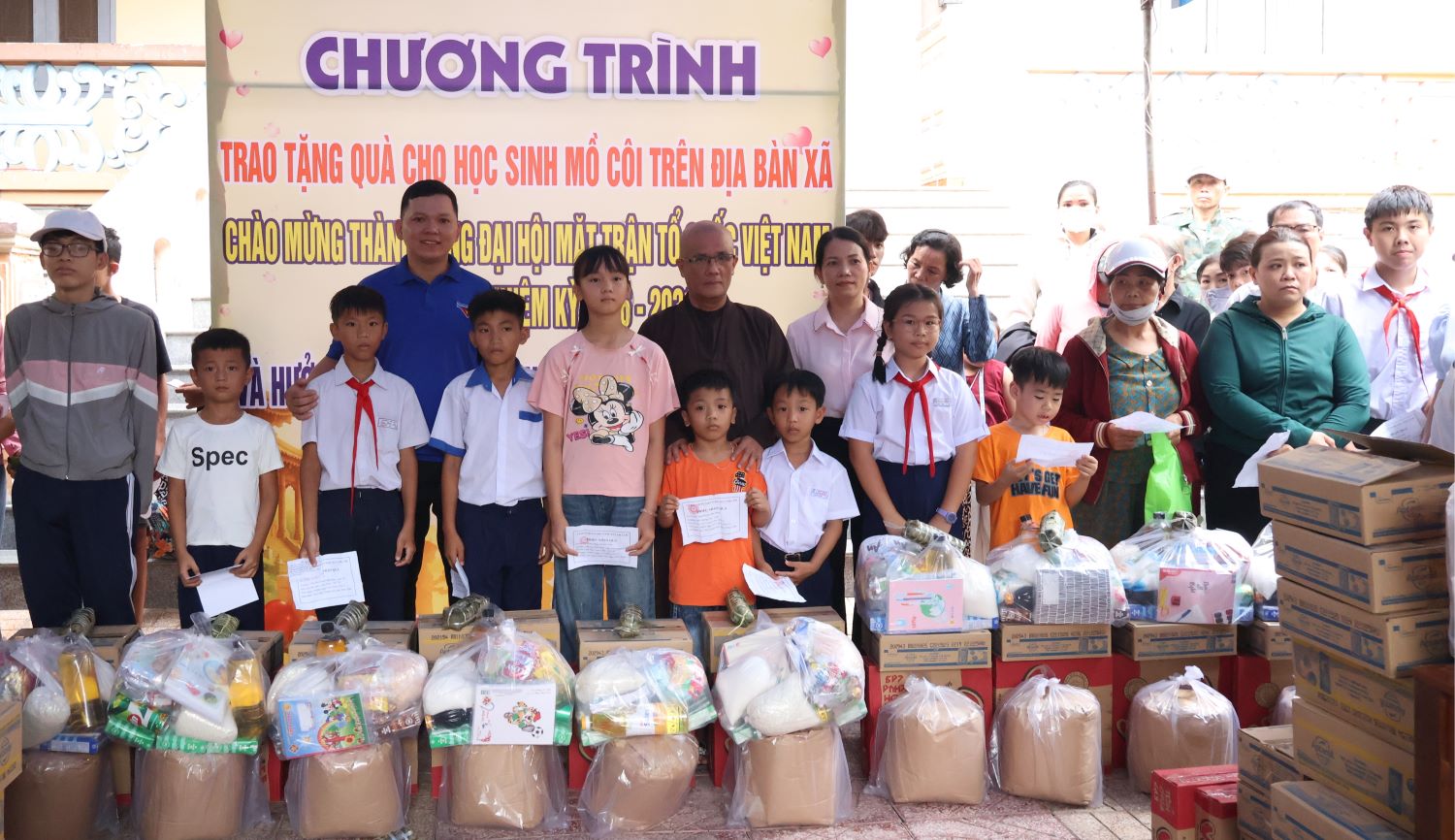 Trụ trì Chùa Thanh Sơn và Lãnh đạo Uỷ Ban Mặt trận Tổ quốc Việt Nam xã tặng quà cho các em học sinh mô côi trên địa bàn.