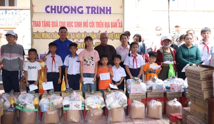 Xã Cam Lâm phối hợp tặng 188 suất quà cho học sinh mồ côi