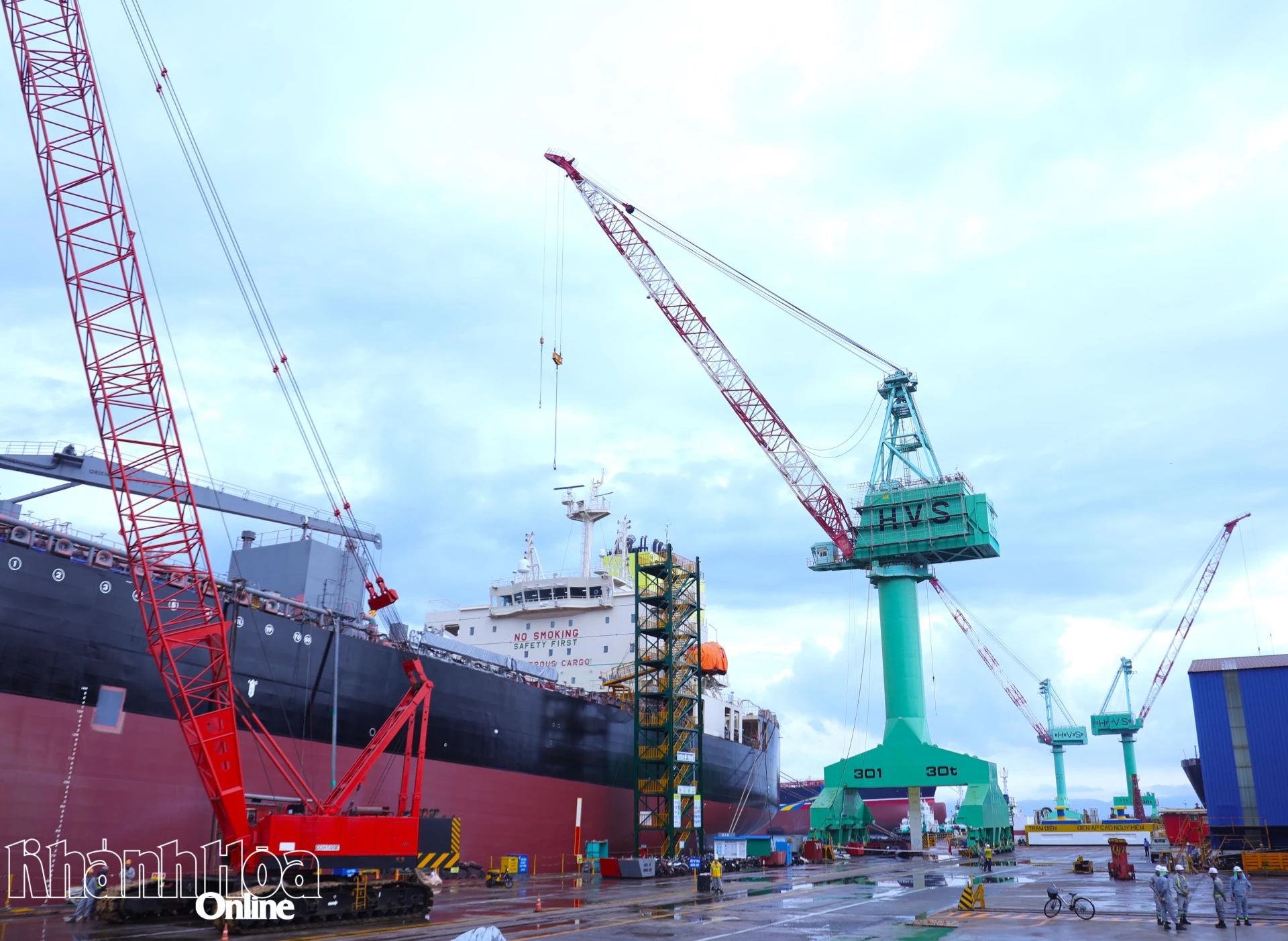 Công nghiệp là 1 trong 4 trụ cột phục vụ mục tiêu tăng trưởng hai con số của tỉnh. (Trong ảnh: Công ty TNHH Đóng tàu HD Hyundai Việt Nam)