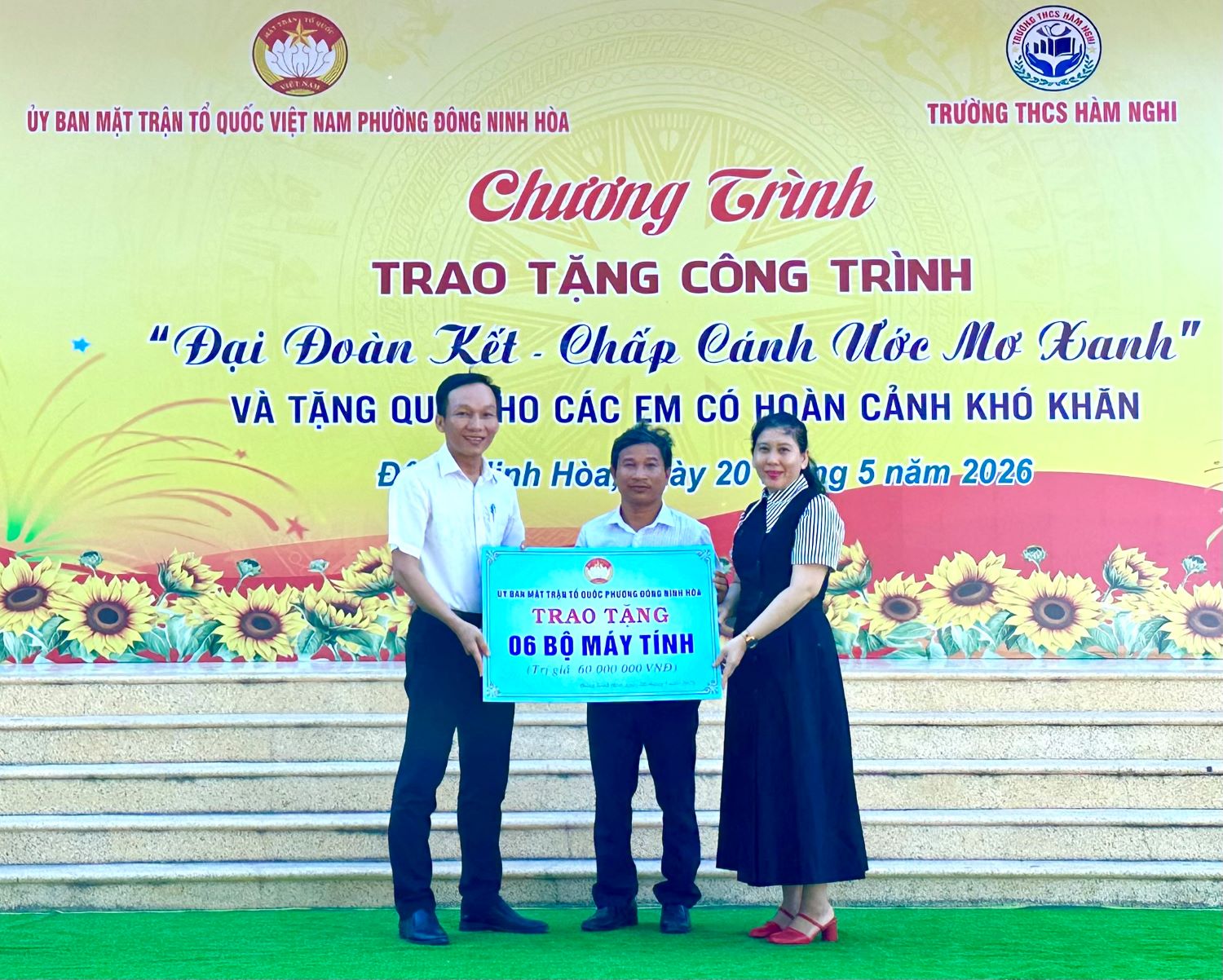 Lãnh đạo Đảng ủy và Ủy ban MTTQ Việt Nam phường trao bảng tượng trưng tặng 6 bộ máy tính cho Trường THCS Hàm Nghi. trao tặng công trình “Đại đoàn kết - Chấp cánh ước mơ xanh” cho học sinh Trường THCS Hàm Nghi