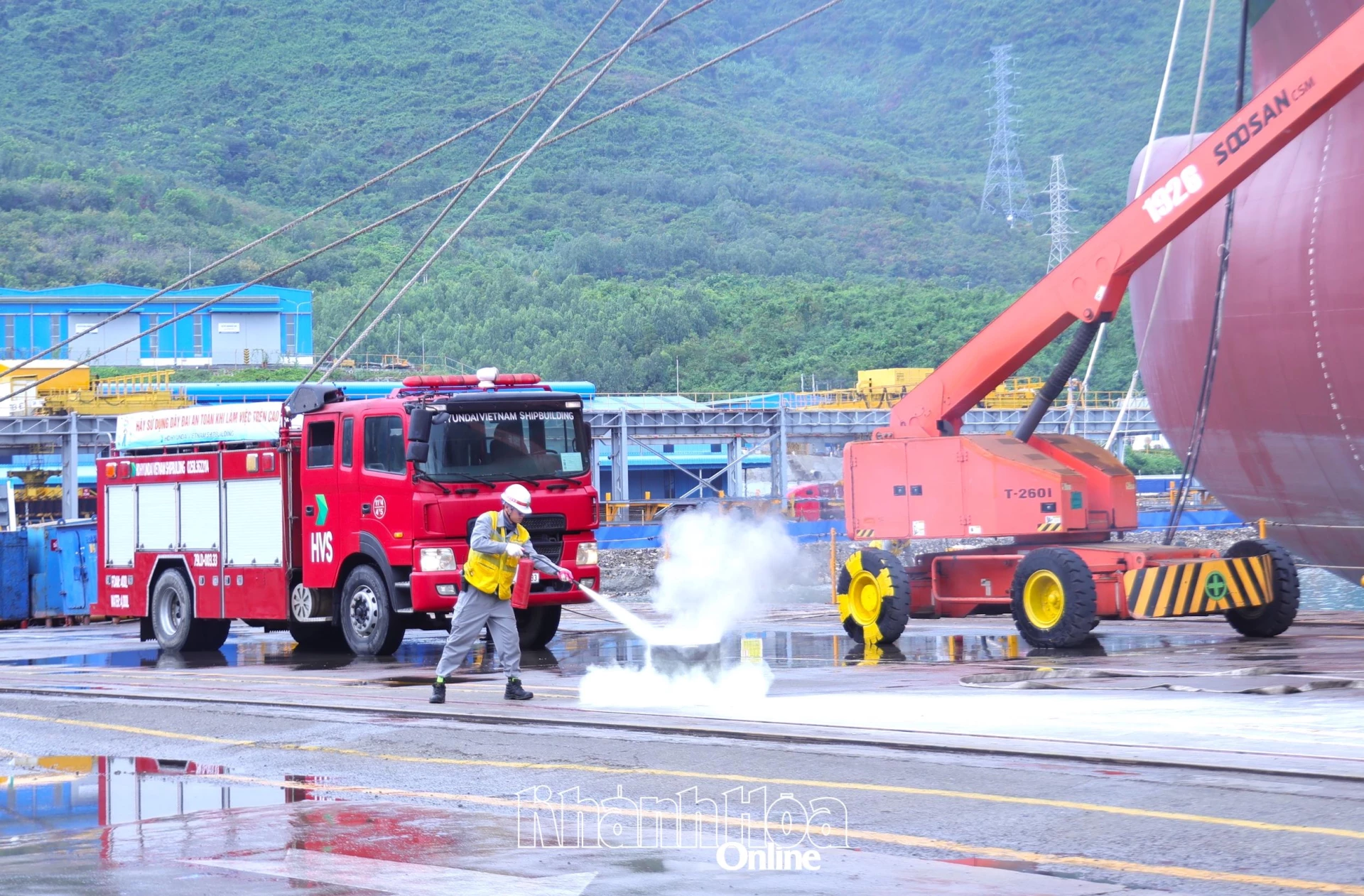 Dập lửa bằng bình chữa cháy.
